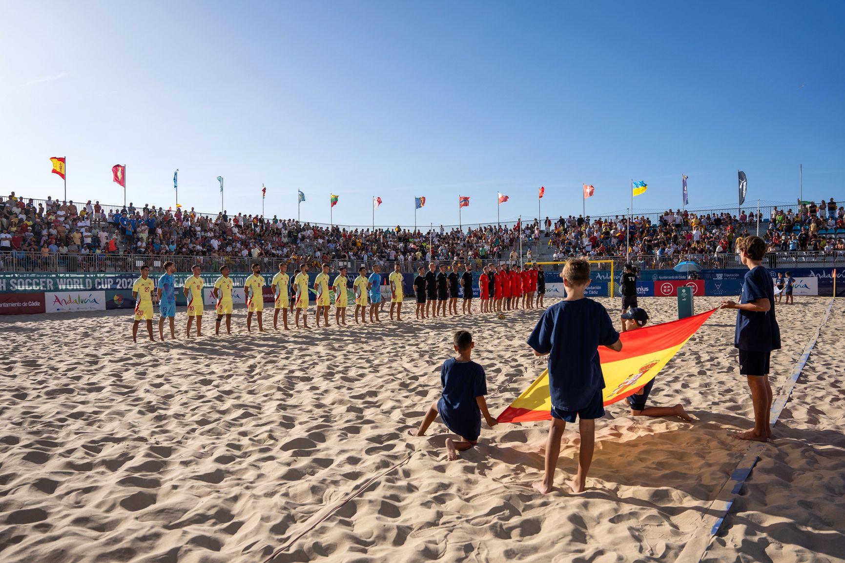España e Inglaterra de fútbol playa, jugando en la Victoria de Cádiz