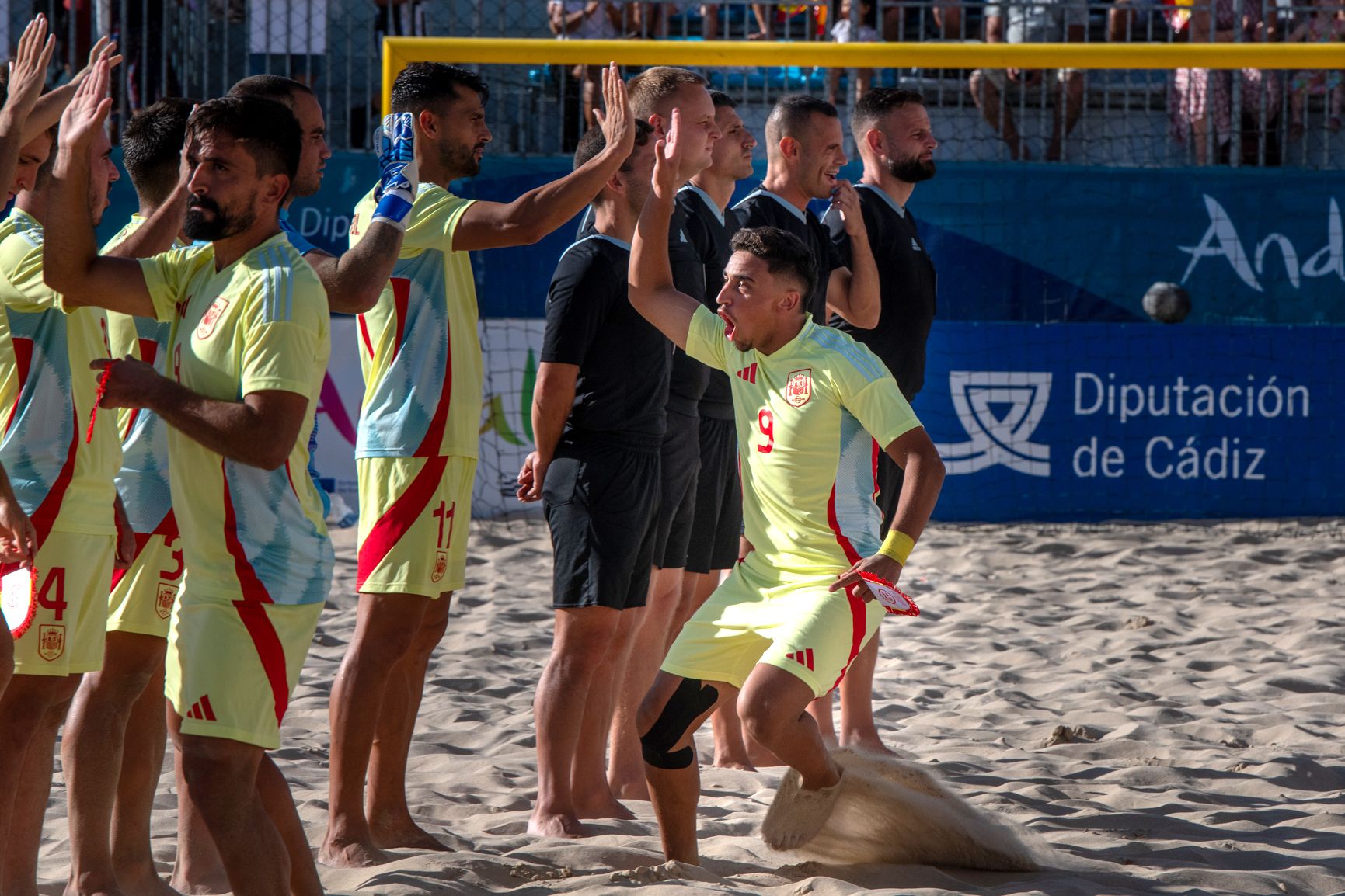 España e Inglaterra de fútbol playa, jugando en la Victoria de Cádiz
