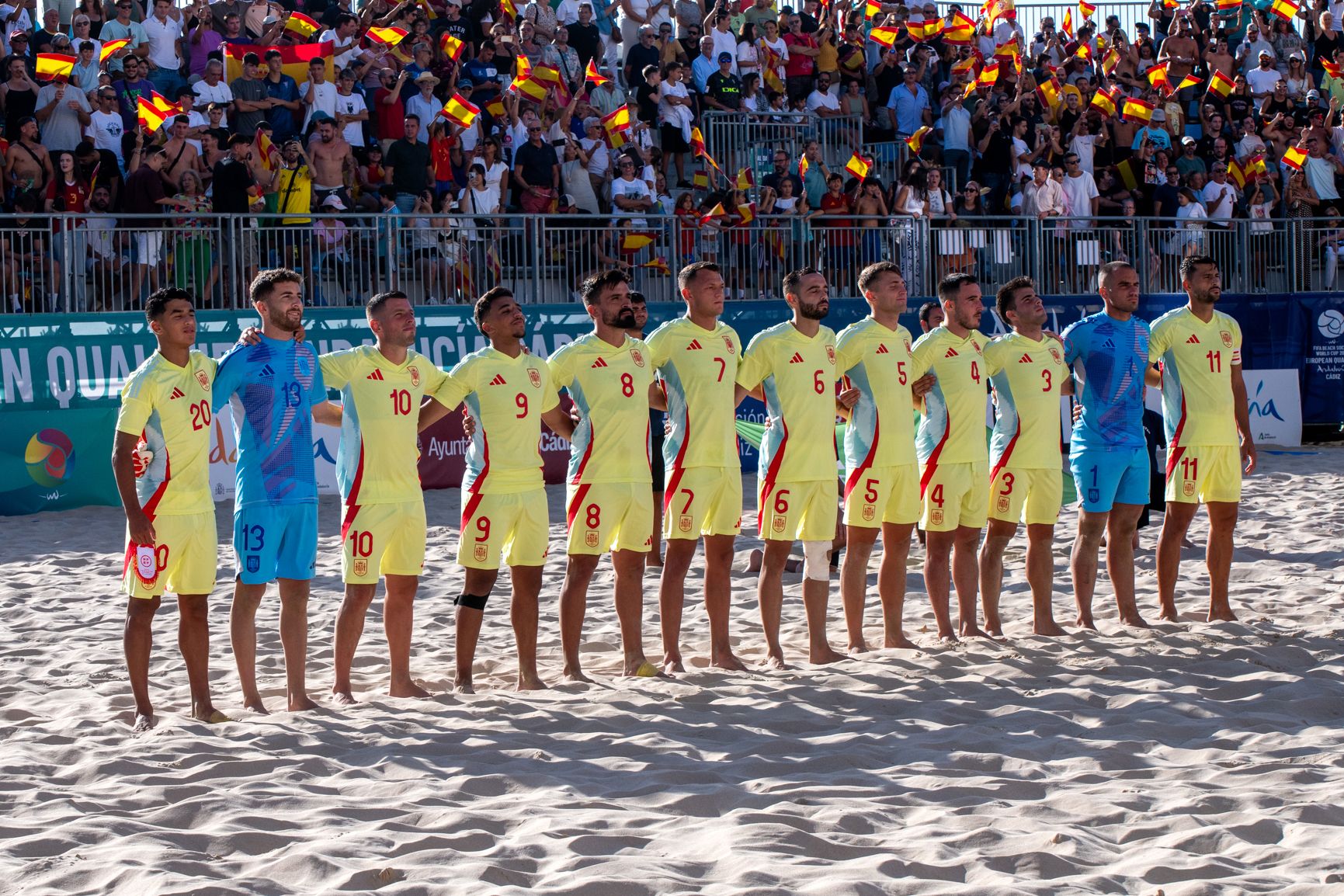 España e Inglaterra de fútbol playa, jugando en la Victoria de Cádiz