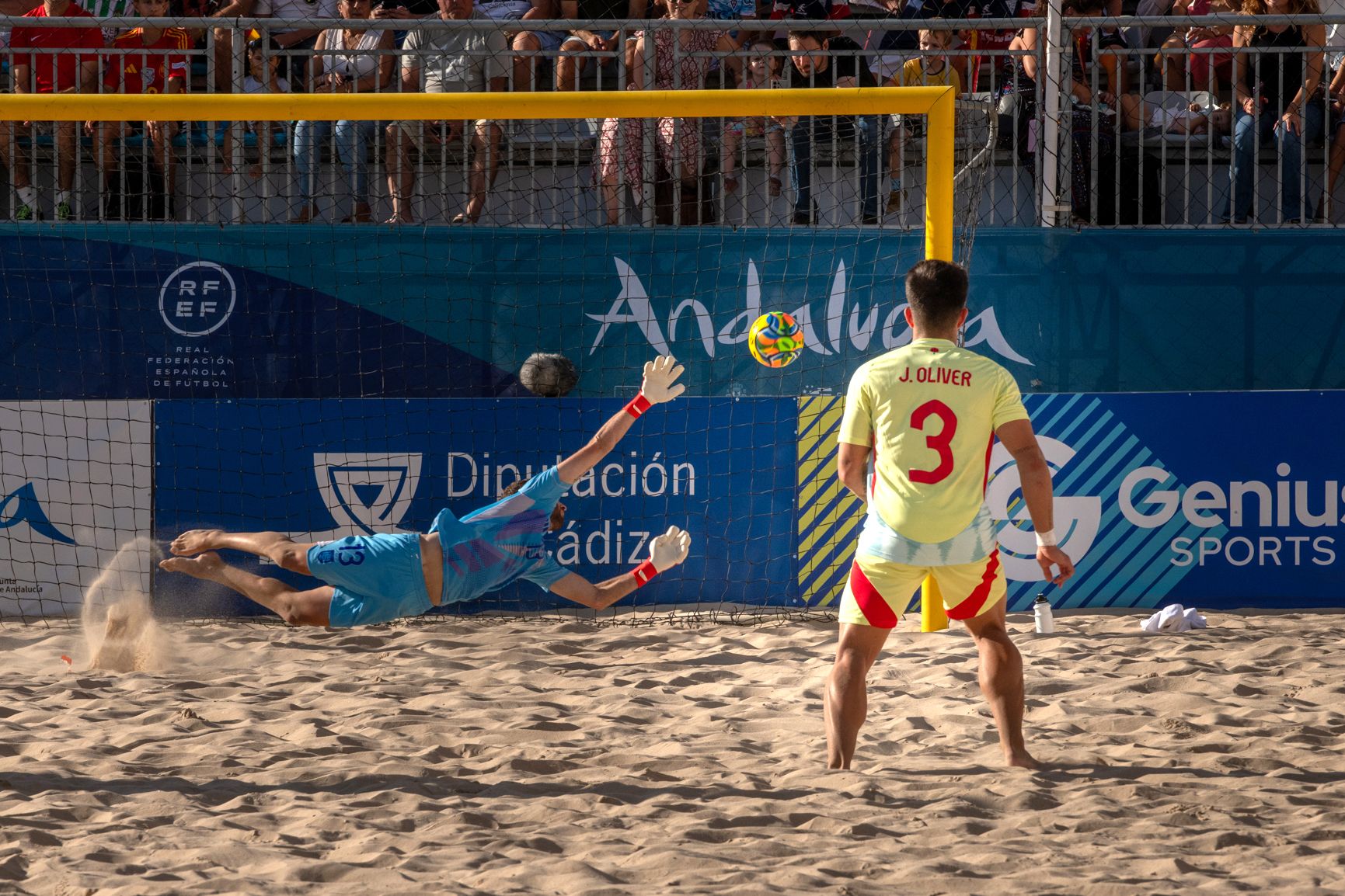 España e Inglaterra de fútbol playa, jugando en la Victoria de Cádiz