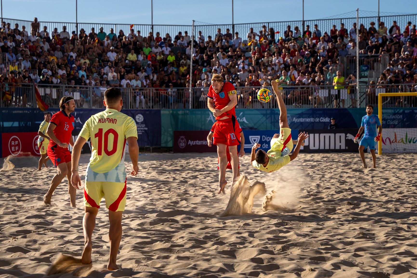 España e Inglaterra de fútbol playa, jugando en la Victoria de Cádiz