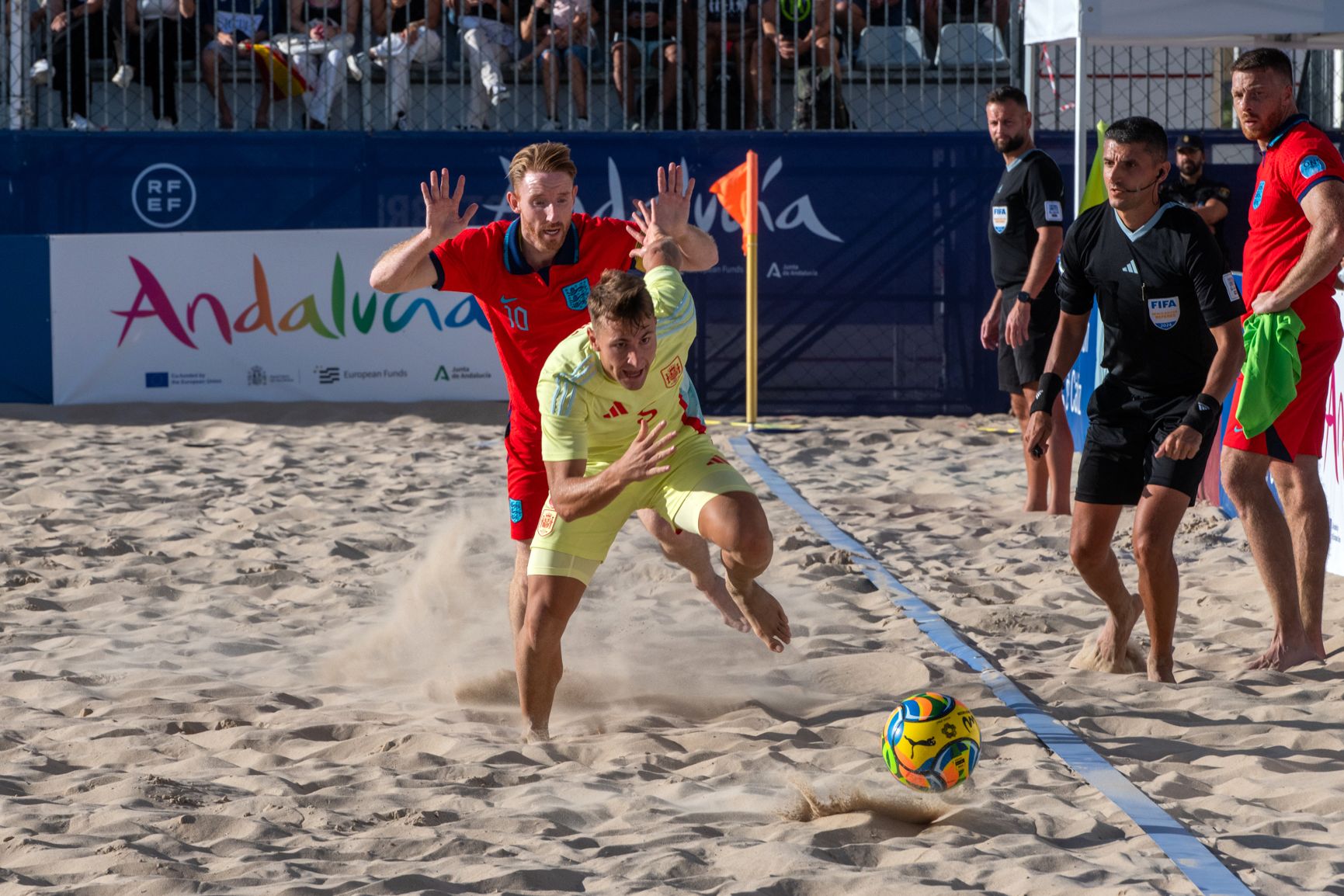 España e Inglaterra de fútbol playa, jugando en la Victoria de Cádiz