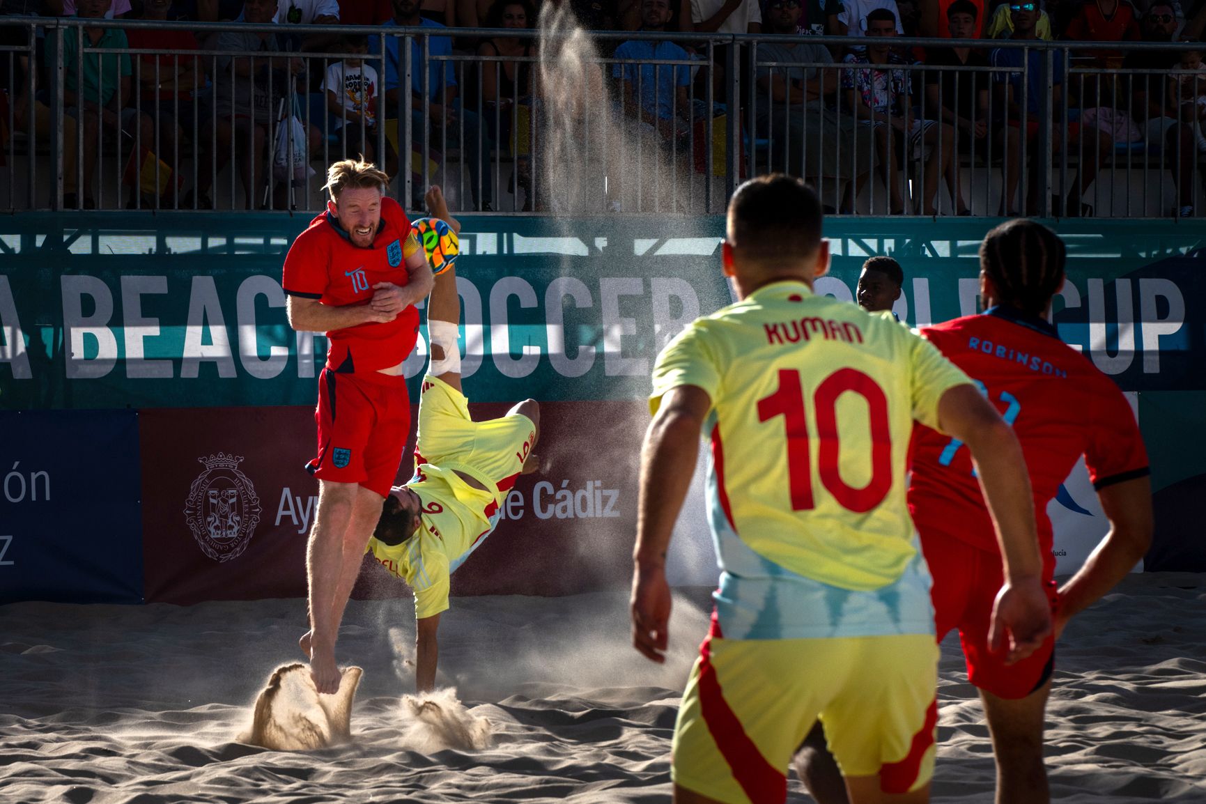 España e Inglaterra de fútbol playa, jugando en la Victoria de Cádiz