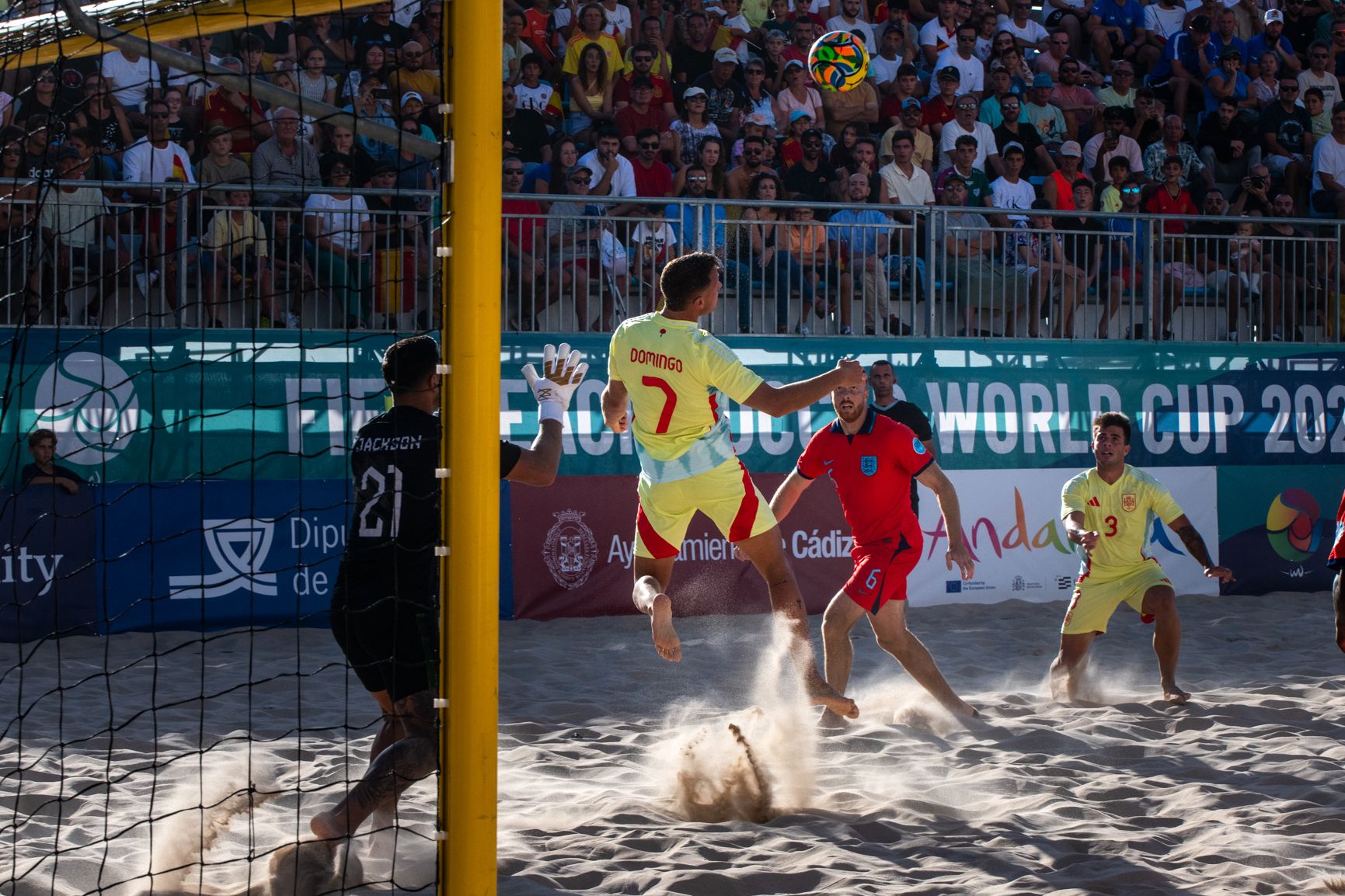 España e Inglaterra de fútbol playa, jugando en la Victoria de Cádiz