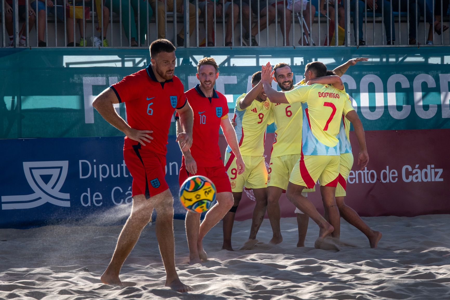 España e Inglaterra de fútbol playa, jugando en la Victoria de Cádiz