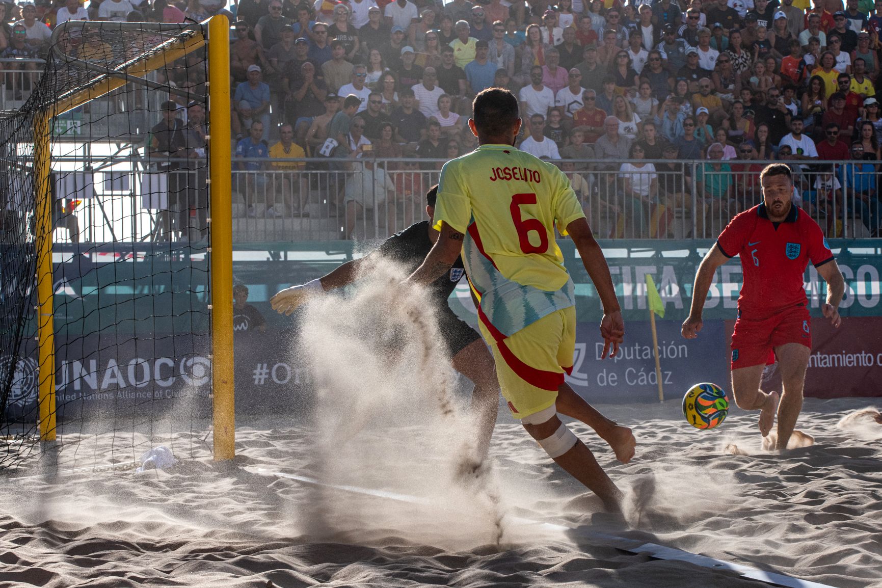 España e Inglaterra de fútbol playa, jugando en la Victoria de Cádiz