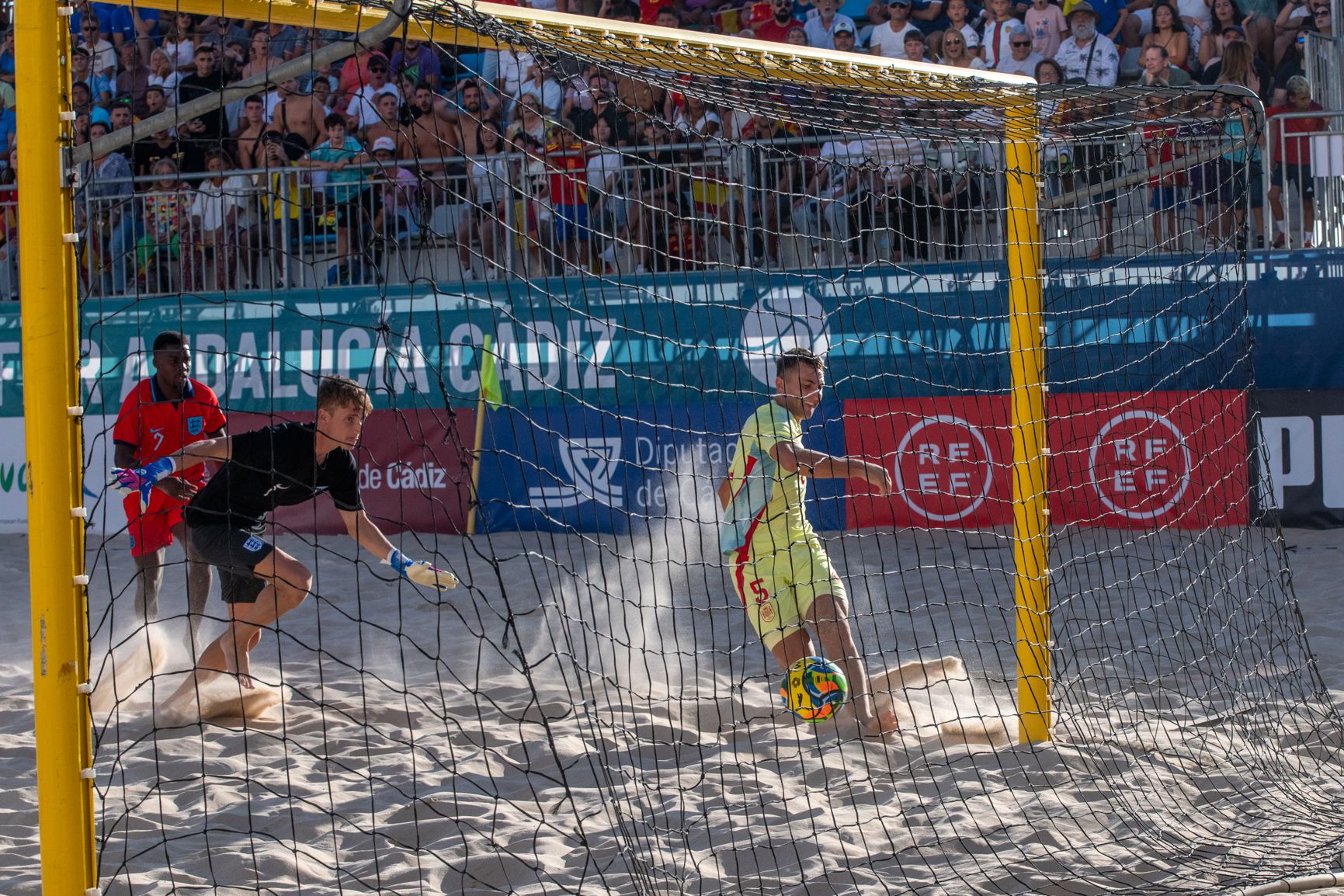 España e Inglaterra de fútbol playa, jugando en la Victoria de Cádiz