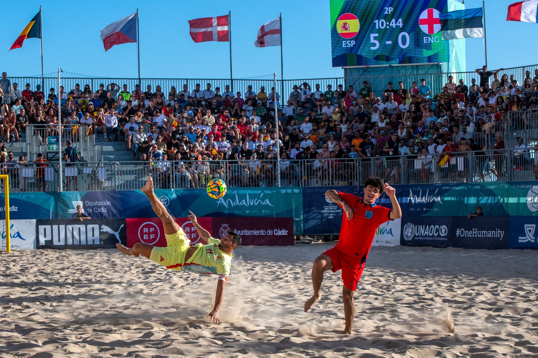 España e Inglaterra de fútbol playa, jugando en la Victoria de Cádiz