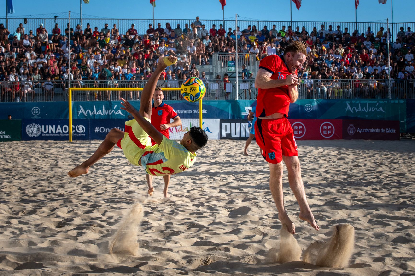 España e Inglaterra de fútbol playa, jugando en la Victoria de Cádiz
