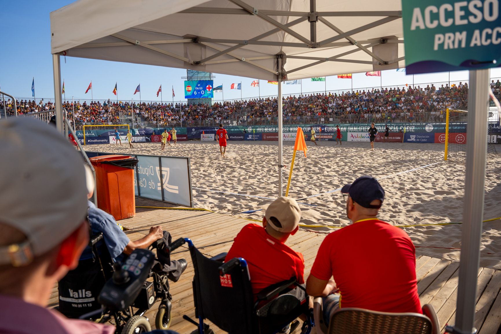 España e Inglaterra de fútbol playa, jugando en la Victoria de Cádiz