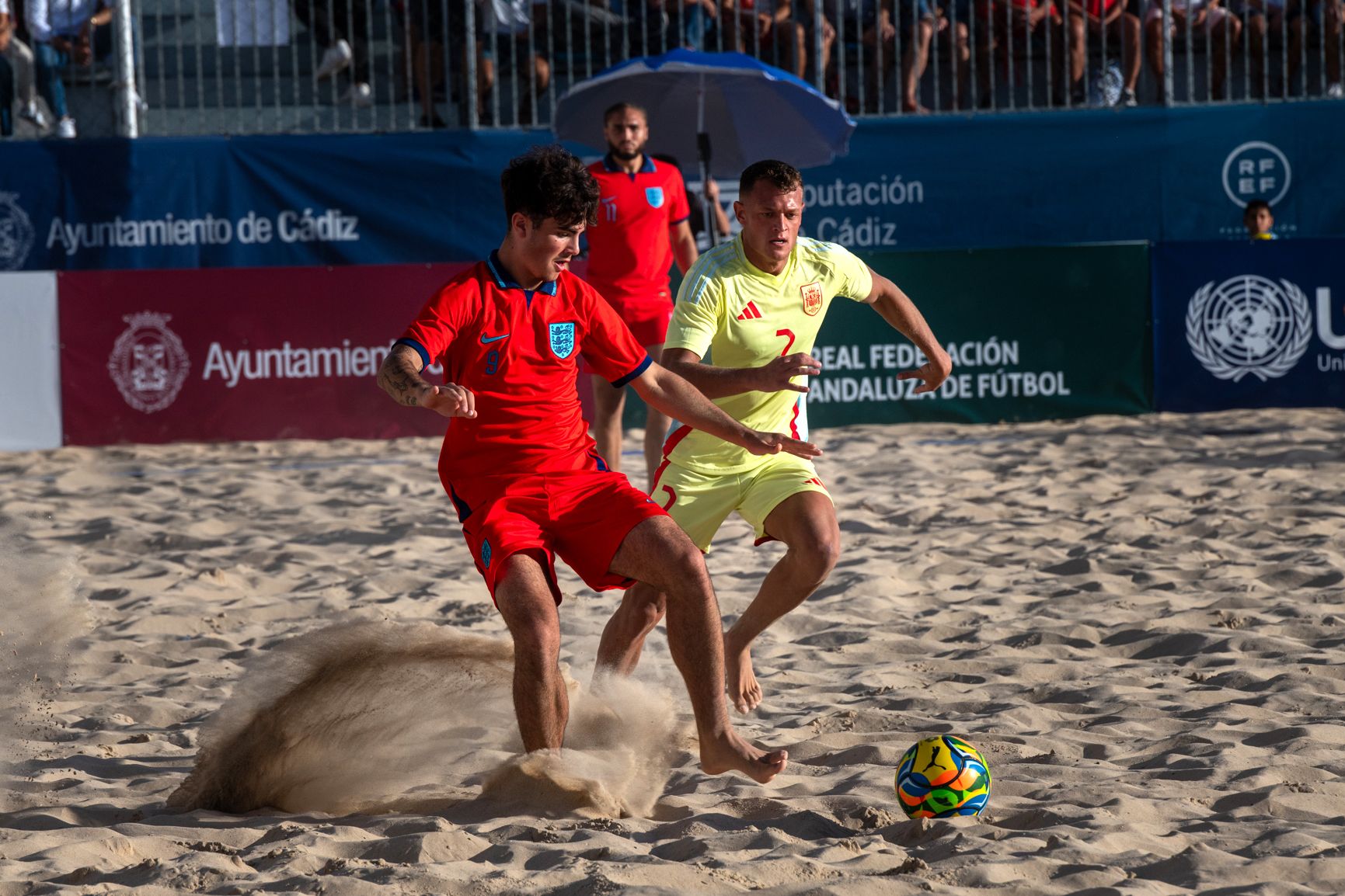 España e Inglaterra de fútbol playa, jugando en la Victoria de Cádiz