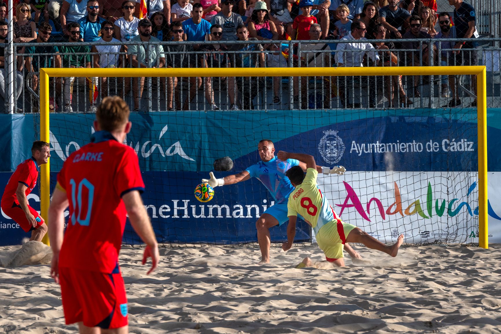 España e Inglaterra de fútbol playa, jugando en la Victoria de Cádiz