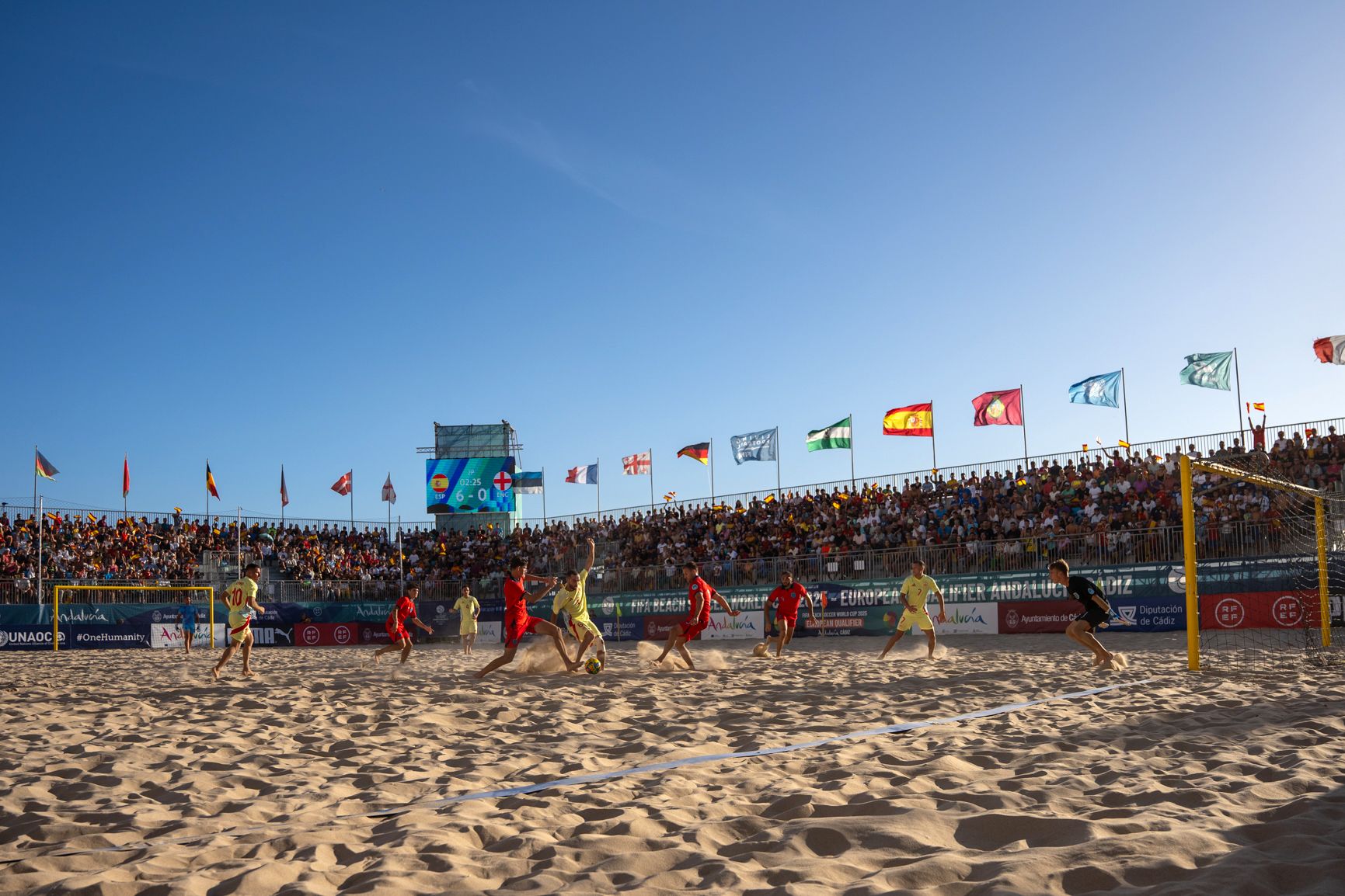 España e Inglaterra de fútbol playa, jugando en la Victoria de Cádiz