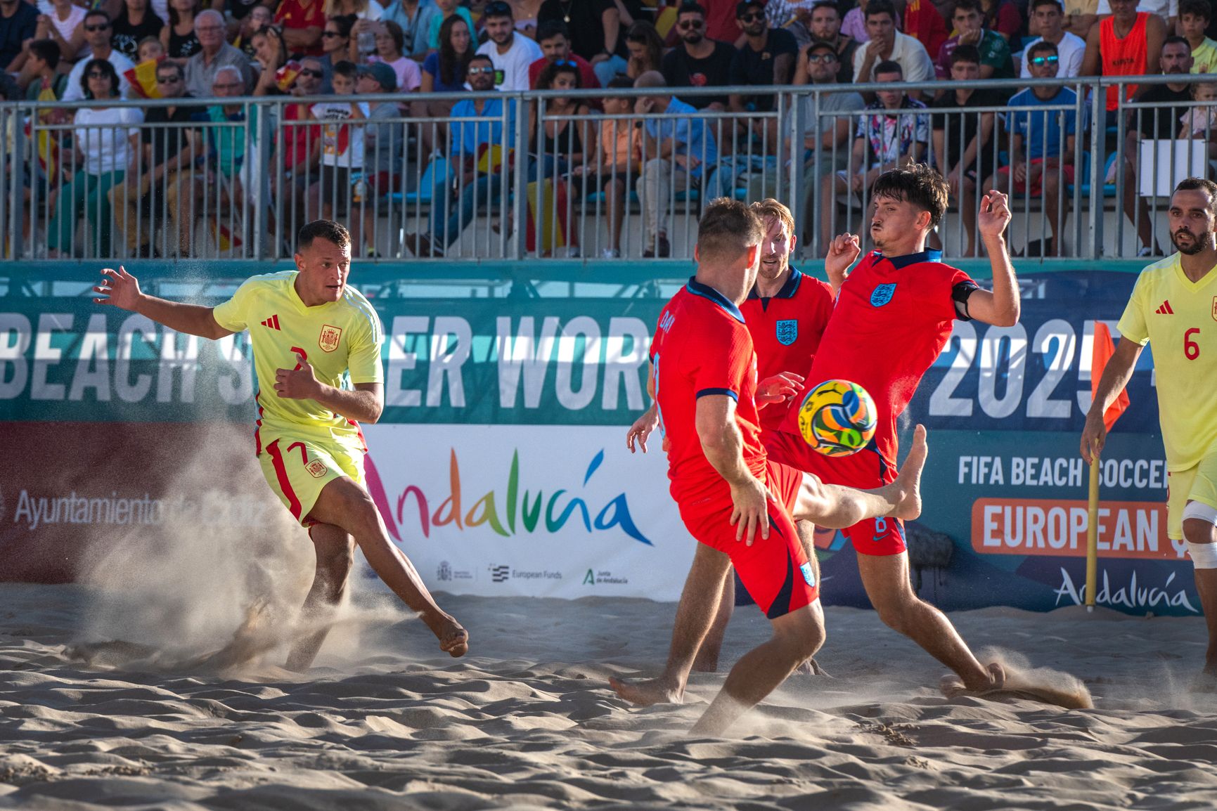 España e Inglaterra de fútbol playa, jugando en la Victoria de Cádiz