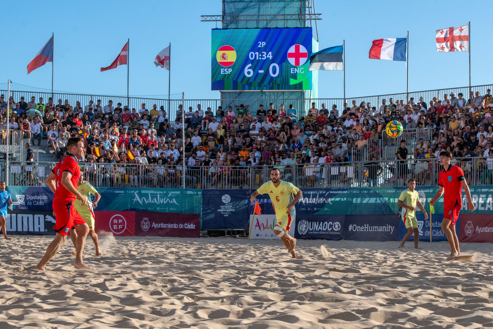 España e Inglaterra de fútbol playa, jugando en la Victoria de Cádiz