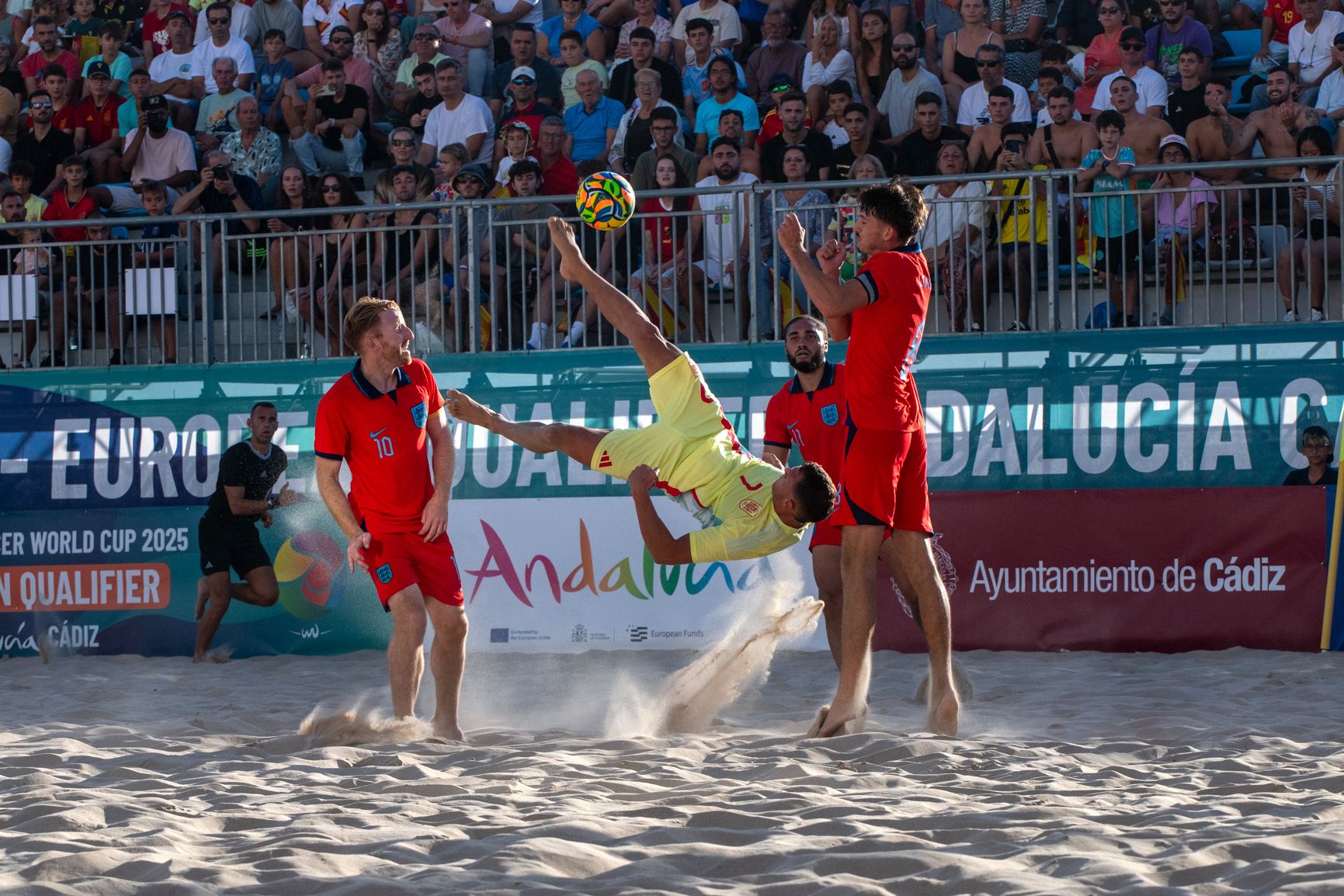 España e Inglaterra de fútbol playa, jugando en la Victoria de Cádiz