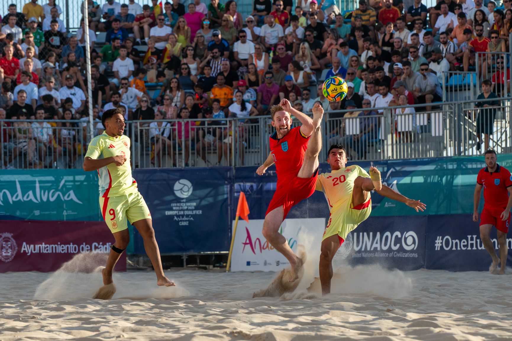 España e Inglaterra de fútbol playa, jugando en la Victoria de Cádiz