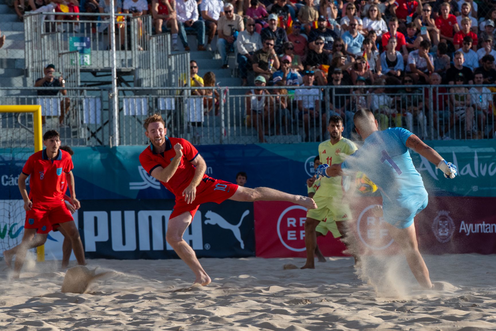España e Inglaterra de fútbol playa, jugando en la Victoria de Cádiz
