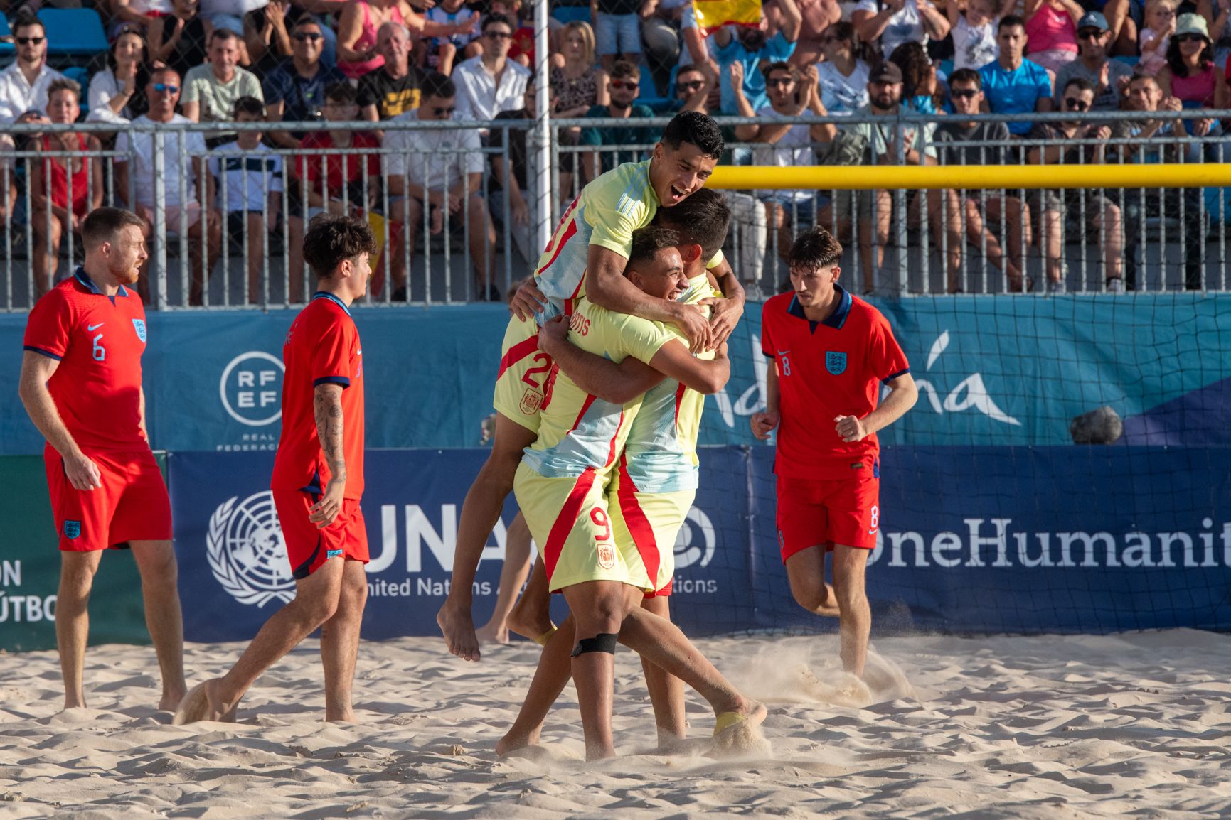 España e Inglaterra de fútbol playa, jugando en la Victoria de Cádiz