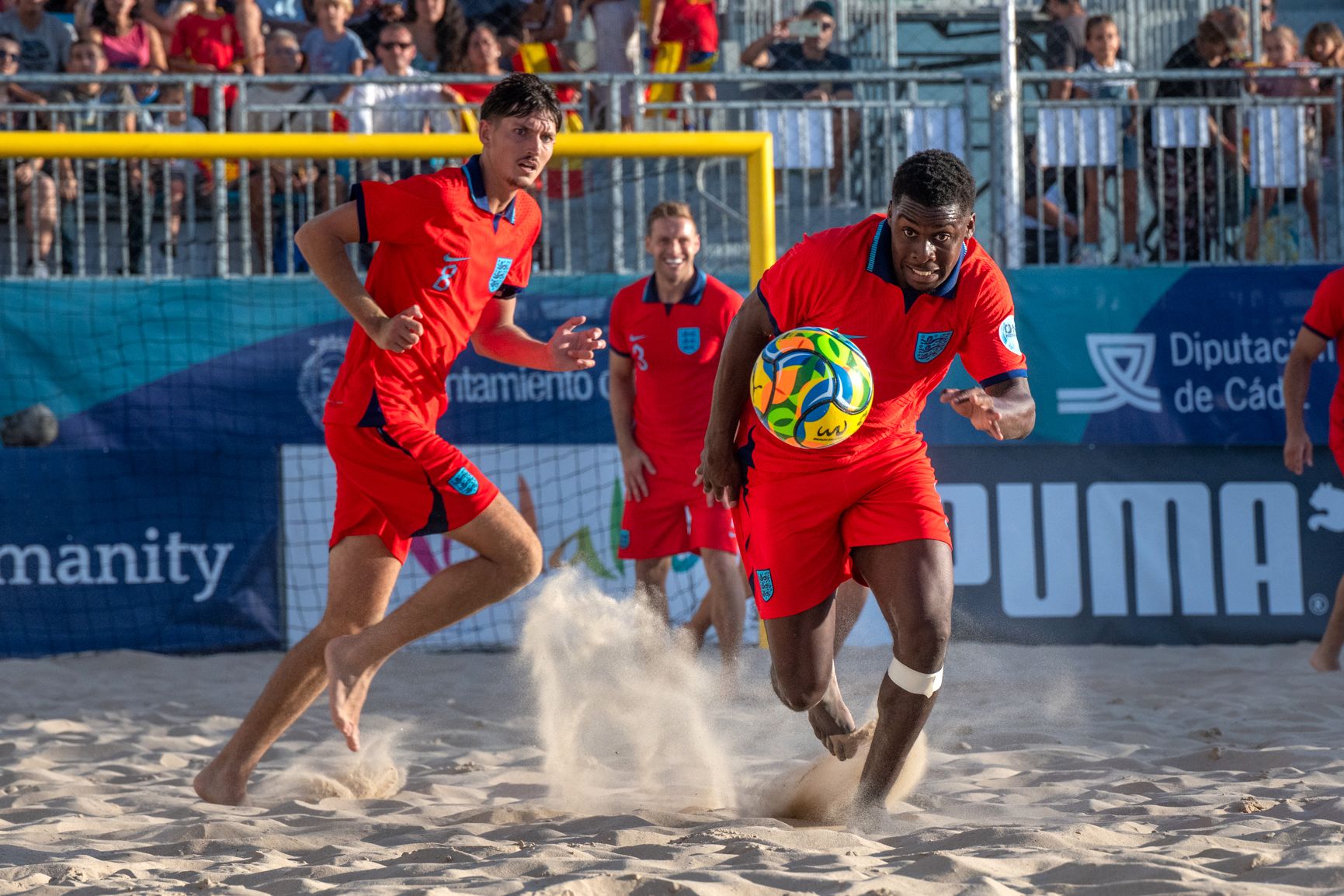 España e Inglaterra de fútbol playa, jugando en la Victoria de Cádiz