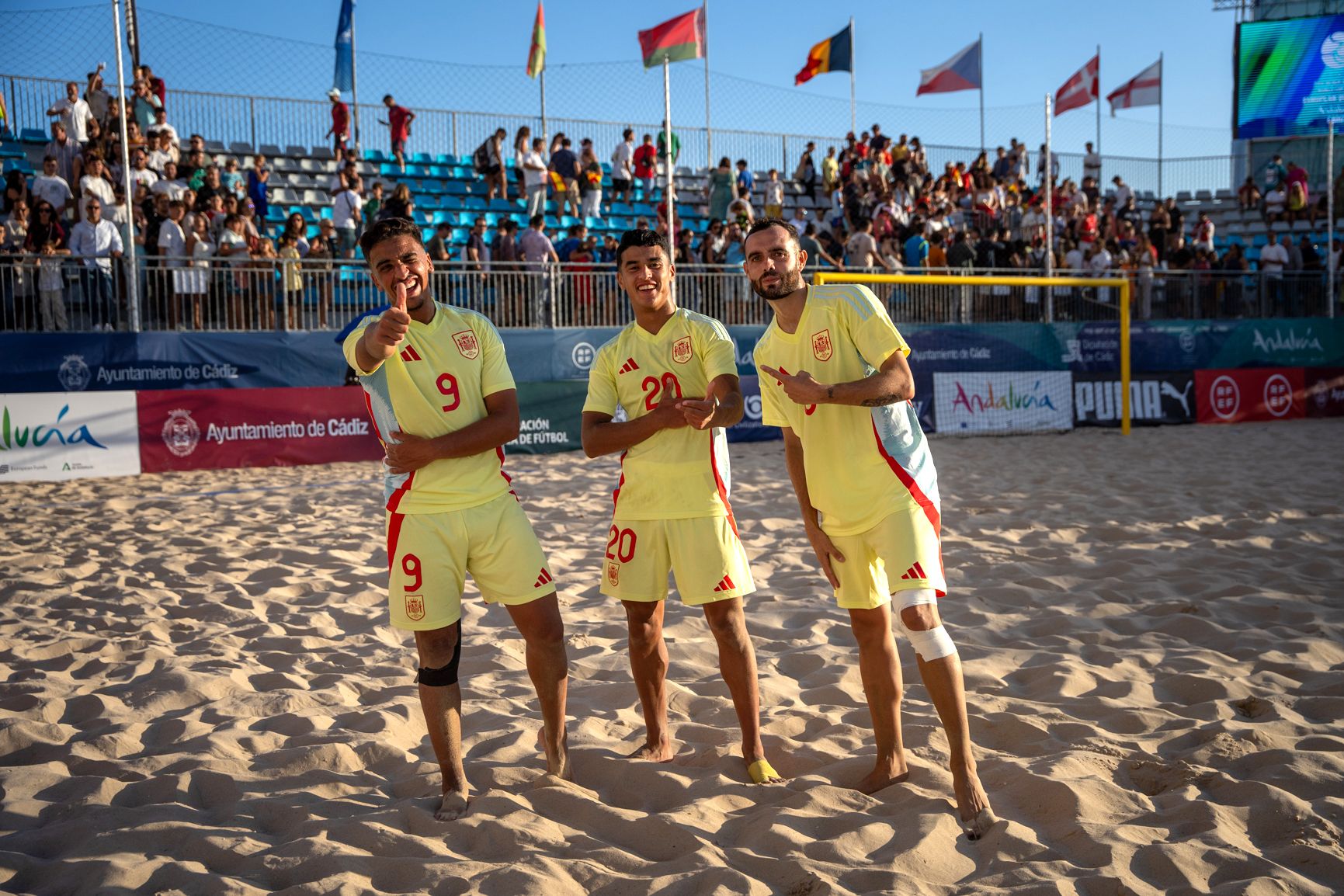España e Inglaterra de fútbol playa, jugando en la Victoria de Cádiz