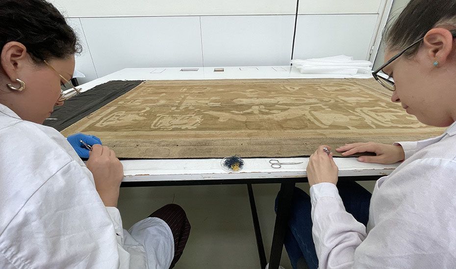 Un momento del trabajo de las restauradoras andaluzas con los tapices tibetanos.
