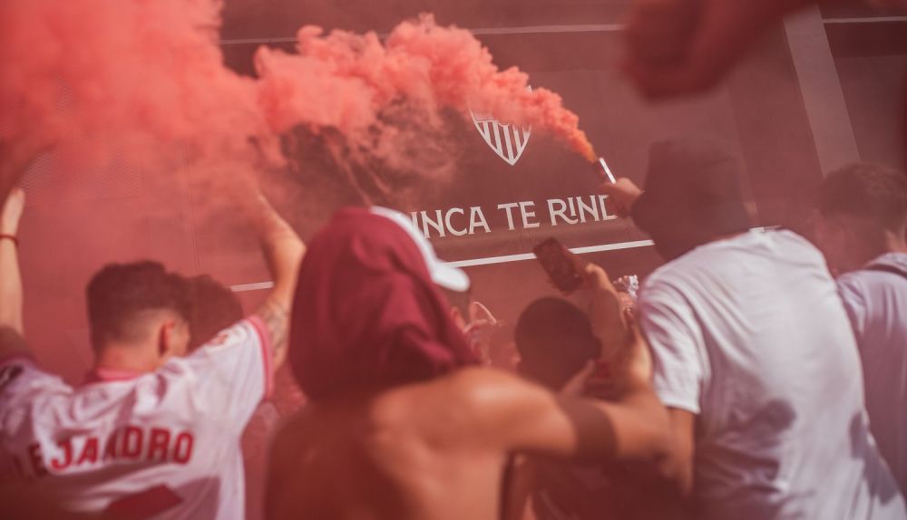 El derbi sevillano en los alrededores del Pizjuán, en imágenes.