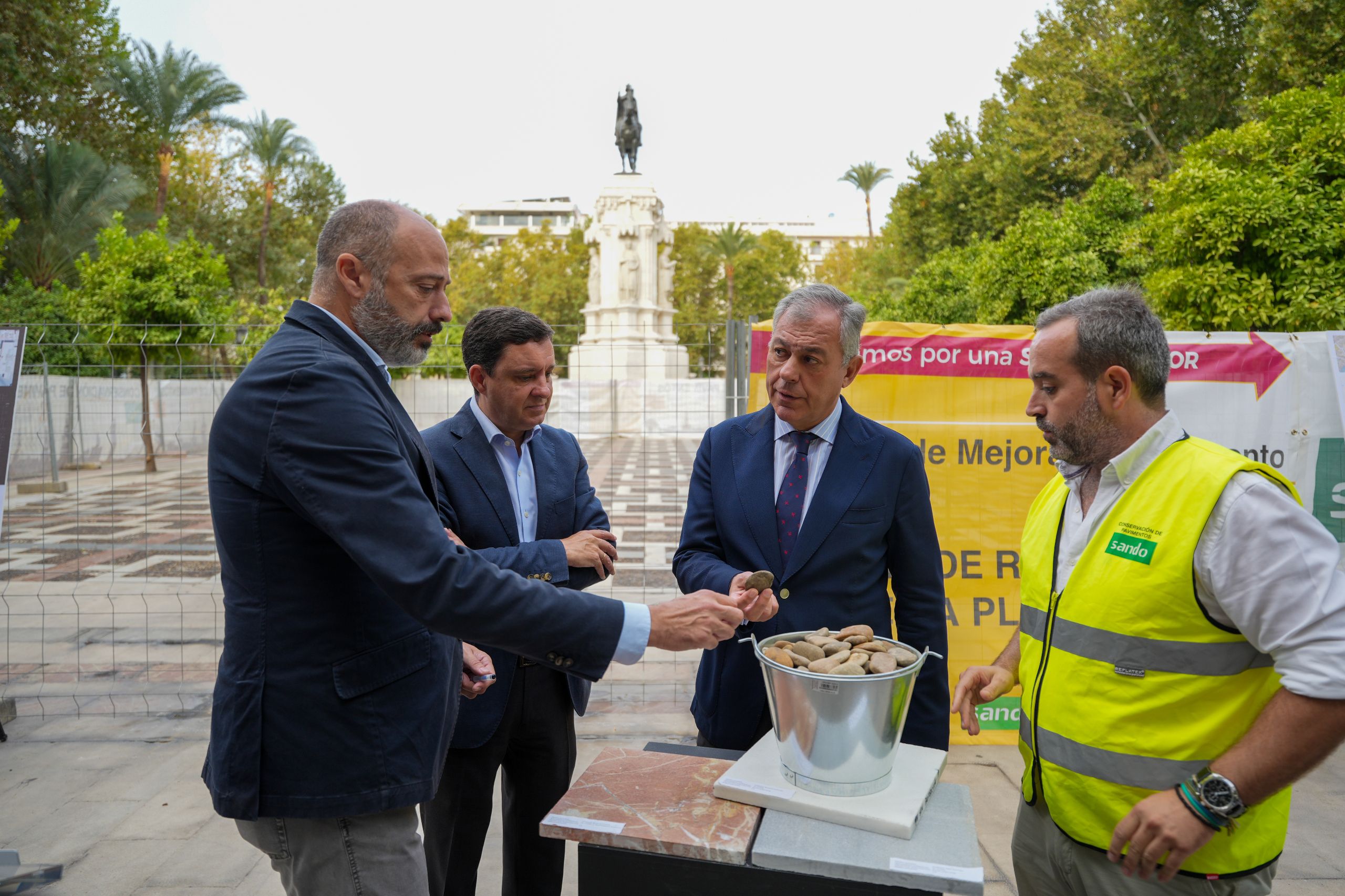 El alcalde de Sevilla, José Luis Sanz, en las obras de remodelación de la plaza Nueva.