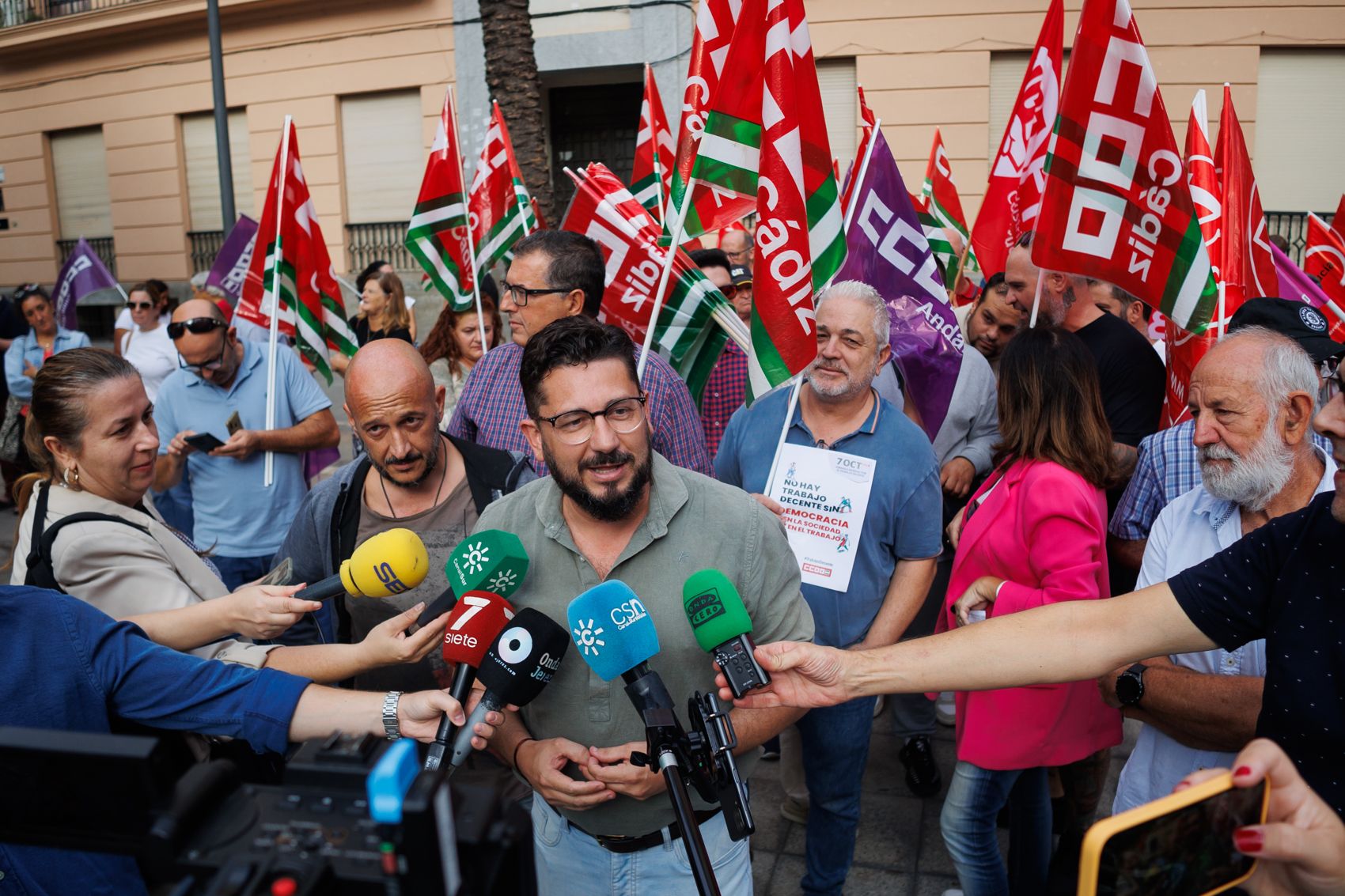 Jorge Rodríguez, en rueda de prensa. En la jornada participaron líderes sindicales y políticos.