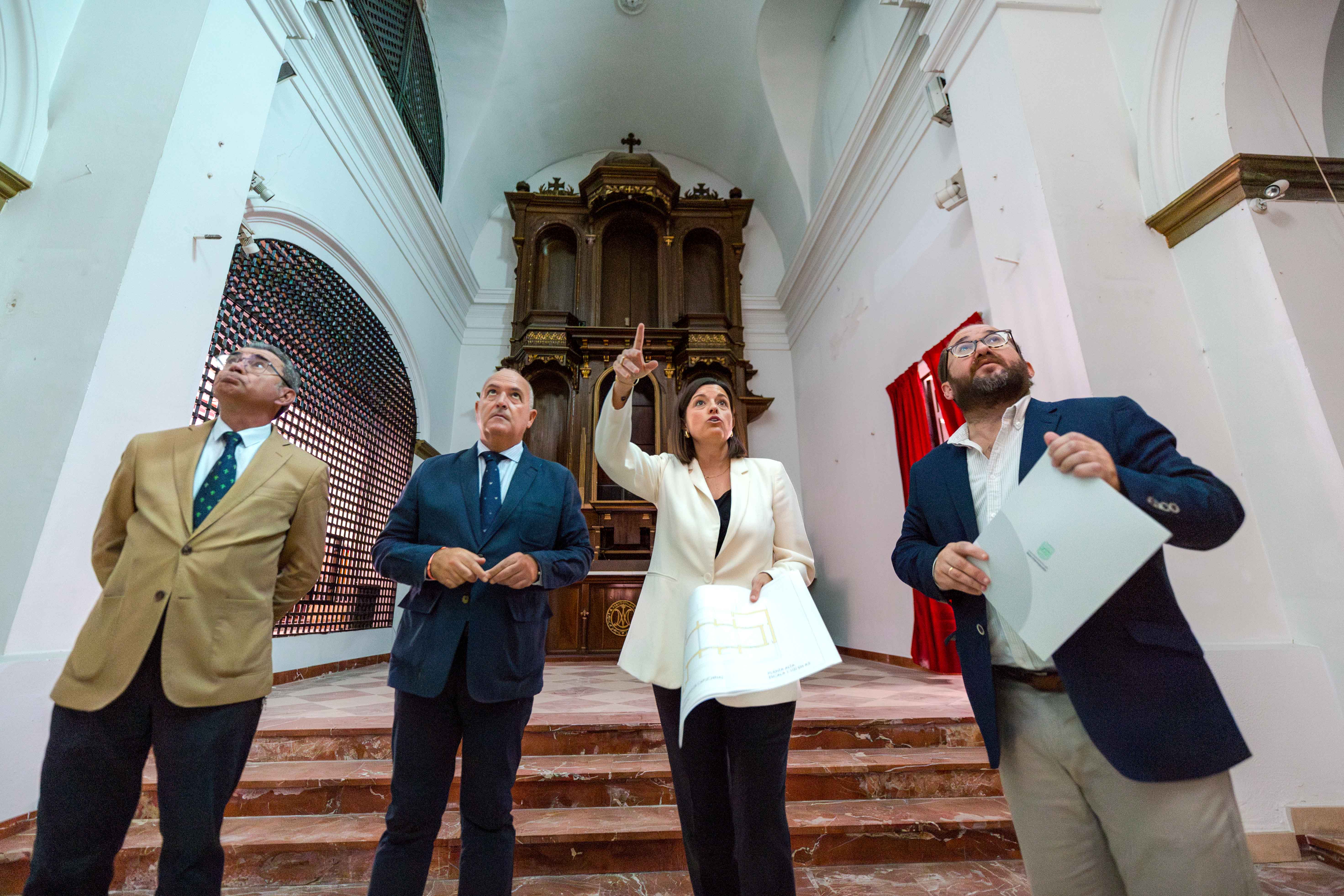 La alcaldesa durante la visita a la capilla de Capuchinas.