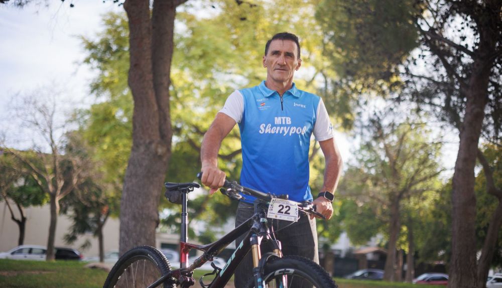 Posando con la bicicleta con la que compite. 