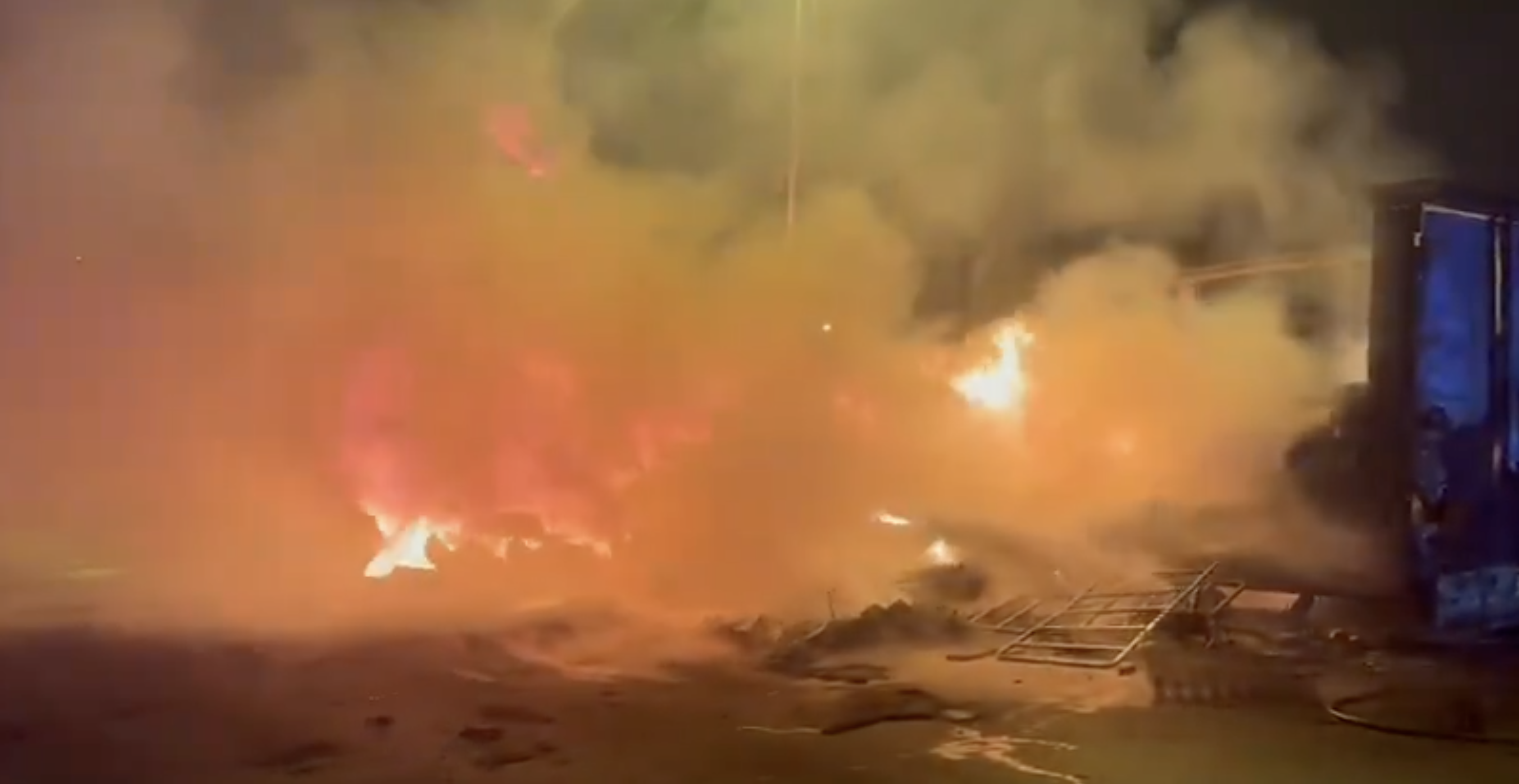 Imagen del incendio en un camión en la provincia de Sevilla. Imagen del incendio en un camión en la provincia de Sevilla.