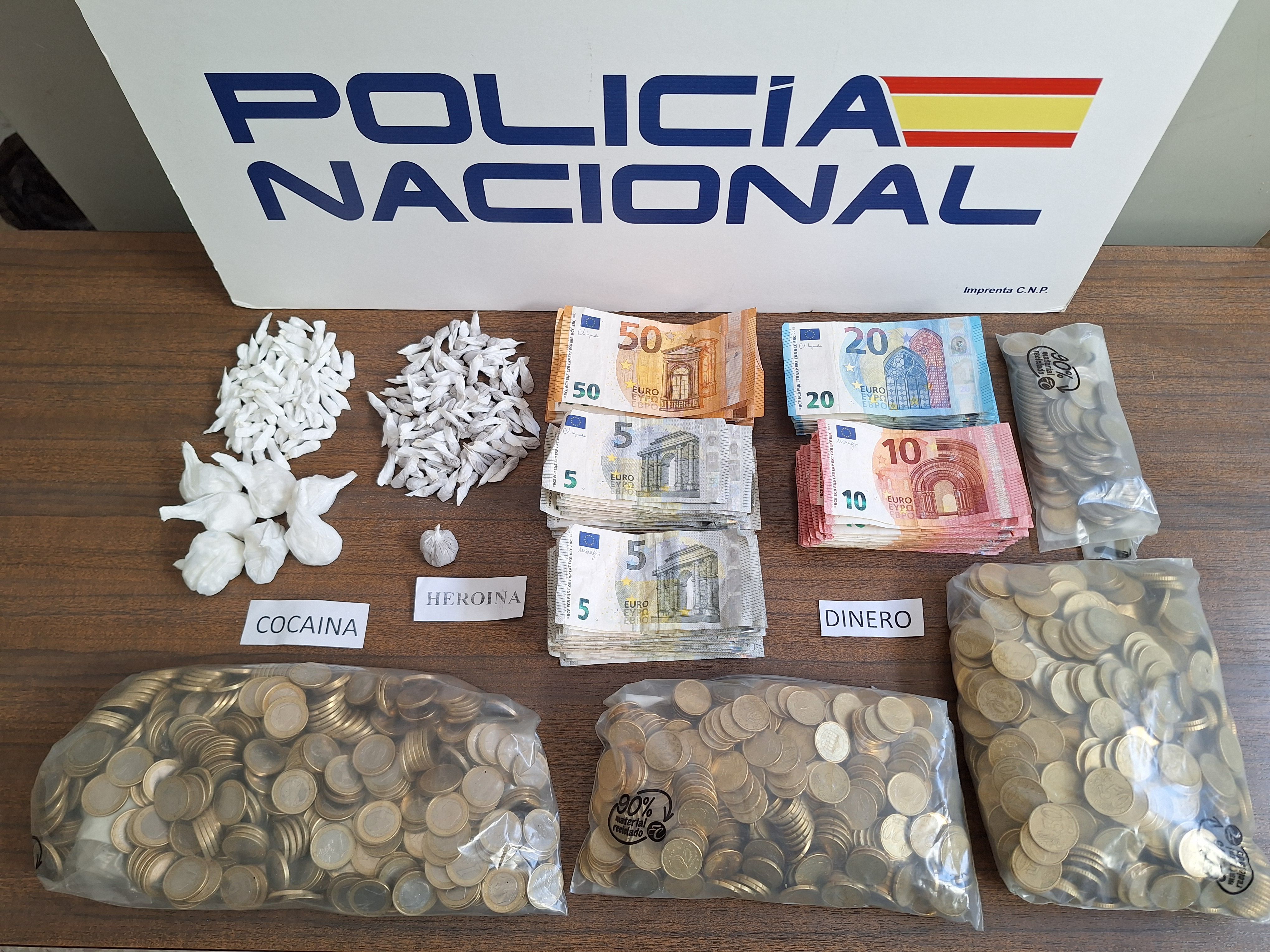 Droga y dinero incautado por la Policía Nacional en esta vivienda de El Puerto.
