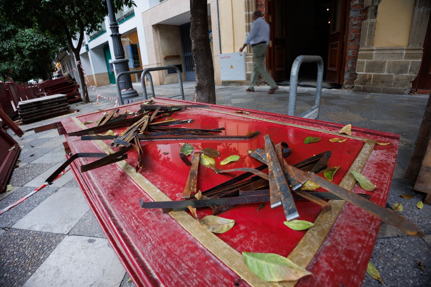 Esta noche se decide. En la imagen, frentes de palcos y estructuras aún sin montar en la calle Larga.
