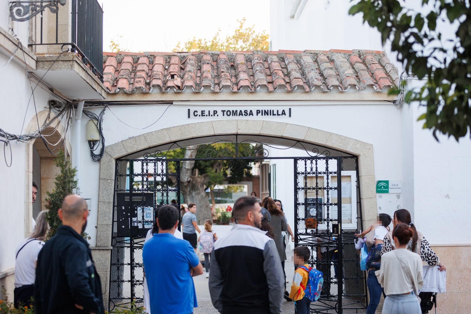 Un grupo de padres y madres a la entrada del CEIP Tomasa Pinilla de Guadalcacín.