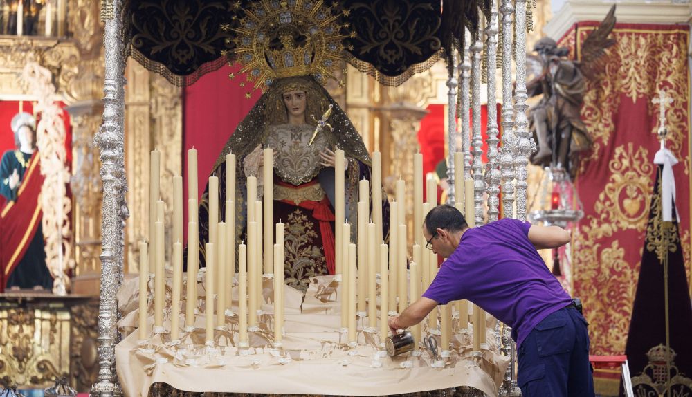 Las mayordomía del Nazareno trabajando en el montaje del palio del Traspaso.  JUAN CARLOS TORO