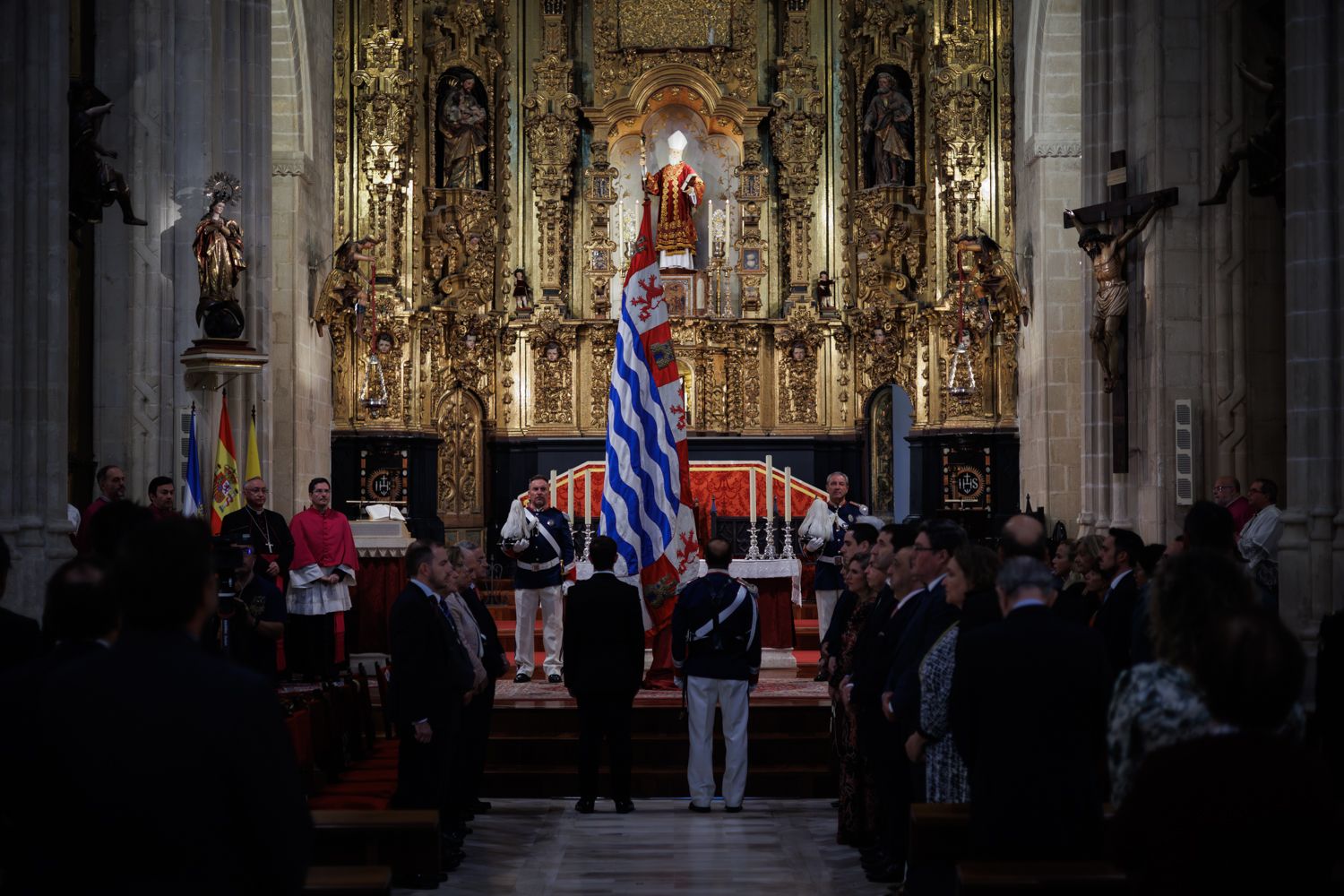 El Pendón situado ante el presbiterio de San Dionisio ante la habitual escasa presencia de público.