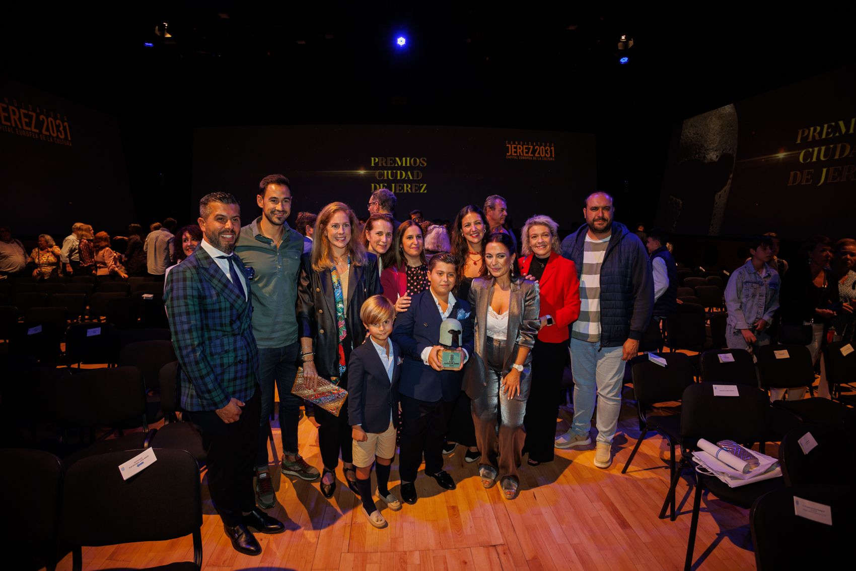 Manuel Monje, muy bien acompañado, con su Premio Ciudad de Jerez Juventud.