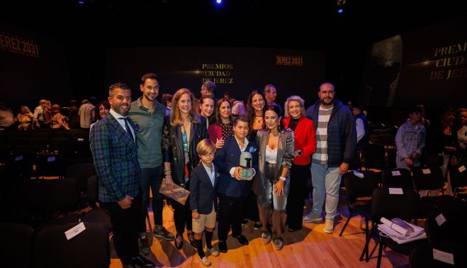 Manuel Monje, muy bien acompañado, con su Premio Ciudad de Jerez Juventud.