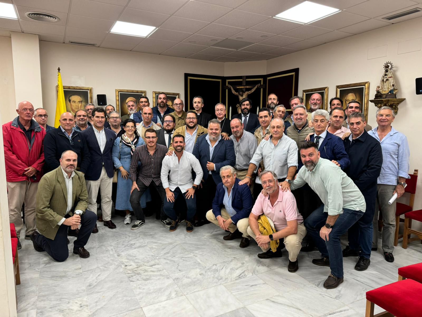 Esta foto de todos -hermanos mayores, Consejo y obispo- delata el "maravilloso ambiente"que tuvo la reunión. Esta foto de todos -hermanos mayores, Consejo y obispo- delata el "maravilloso ambiente"que tuvo la reunión.