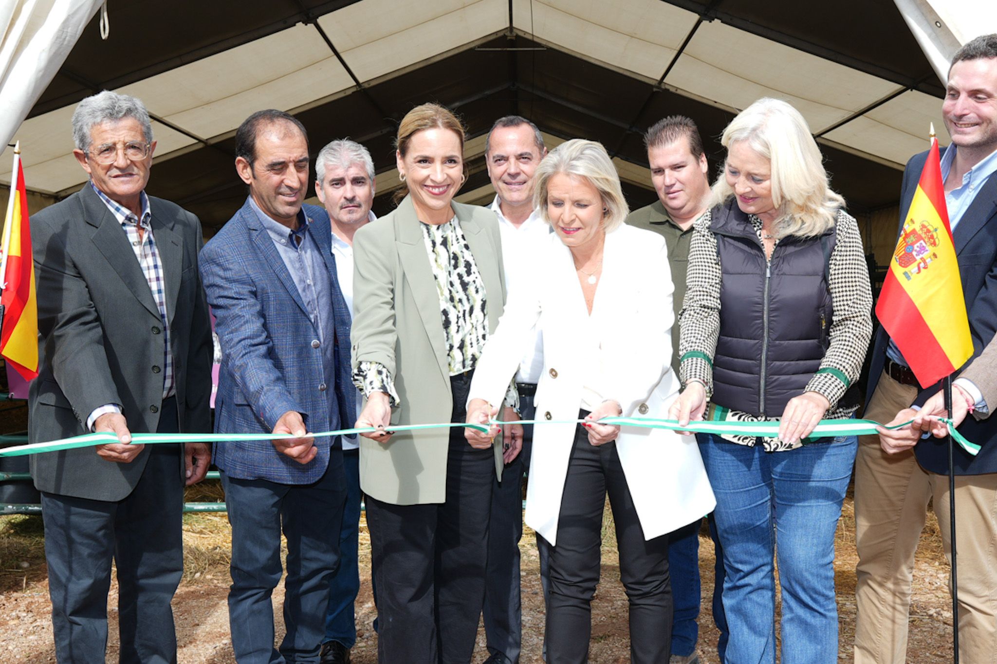 Momento de la inauguración de la  Abre la Feria Ganadera de Benaocaz.