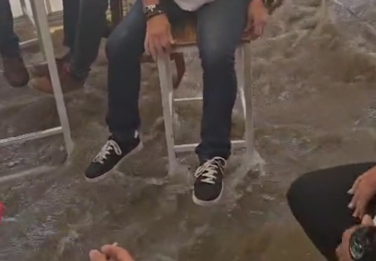 Las lluvias inundan la terraza de un bar de Prado del Rey. Las lluvias inundan la terraza de un bar de Prado del Rey.