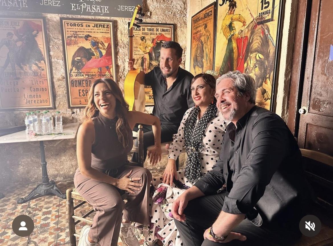 Eva Longoria en El Pasaje junto a una cantaora y su guitarra además de miembros de su equipo de rodaje. 