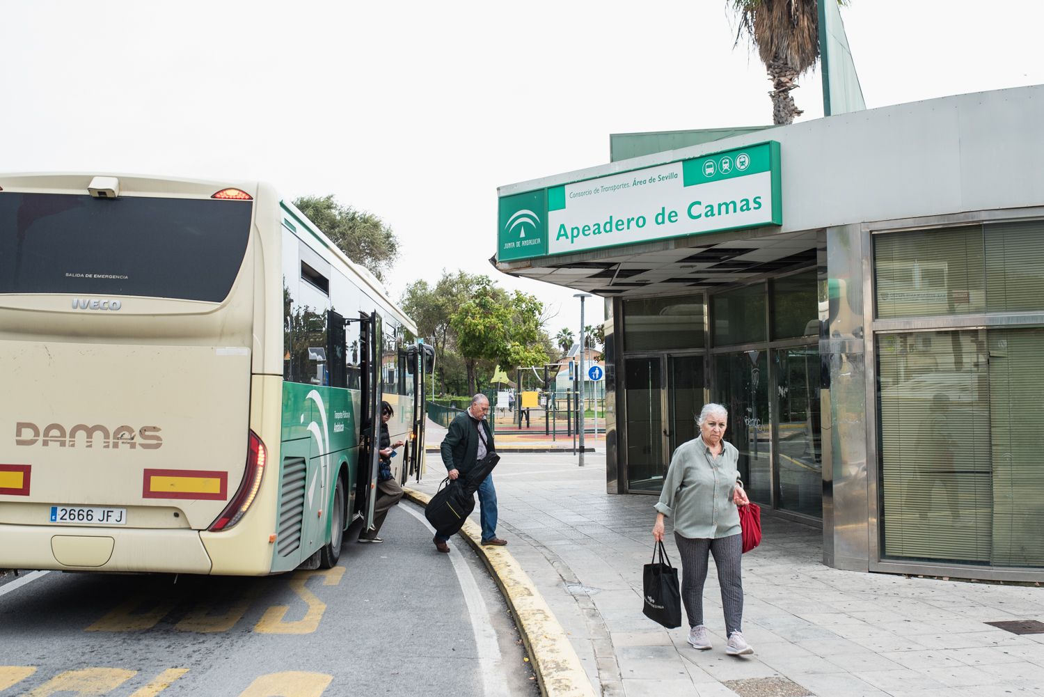 Un apeadero de bus de transporte público en Camas.