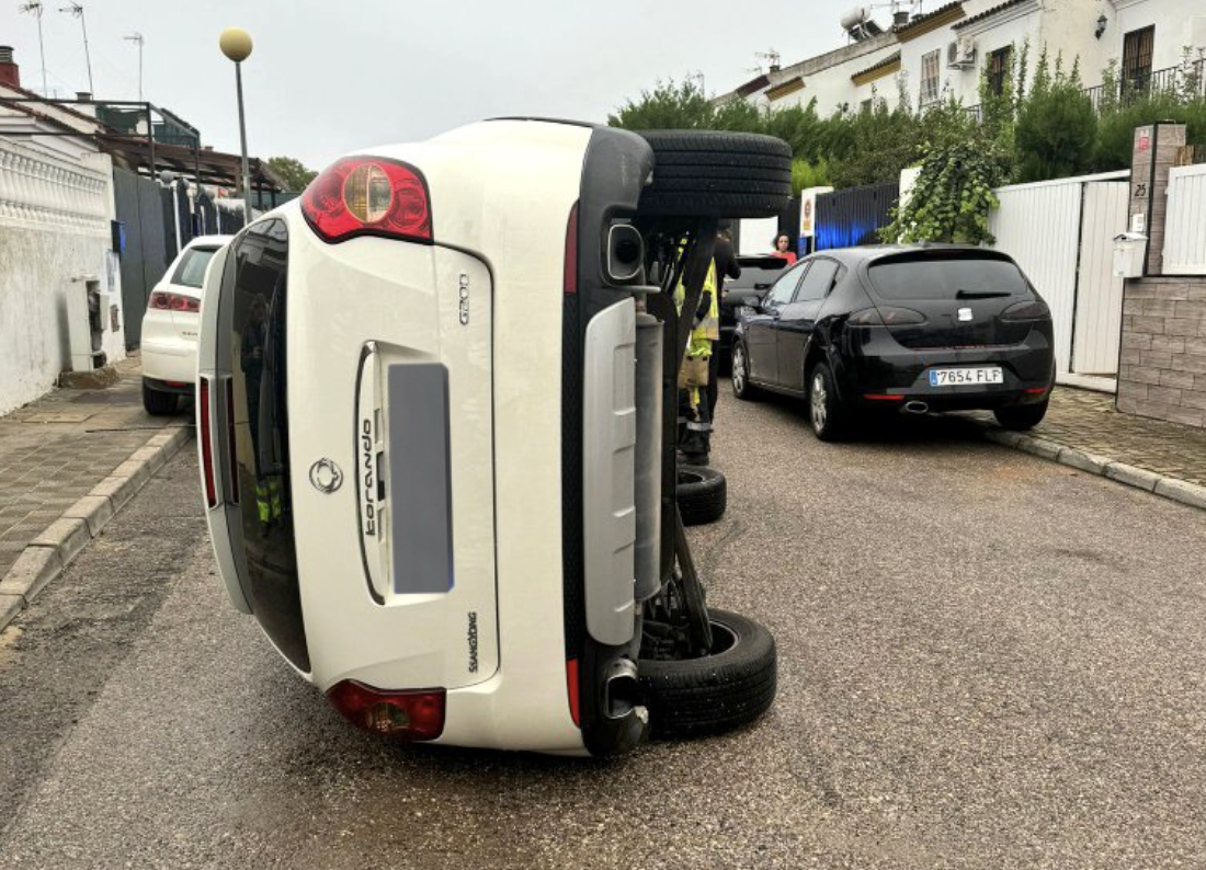 Así ha quedado el vehículo tras el vuelco en esta urbanización de la localidad sevillana de Mairena del Aljarafe.