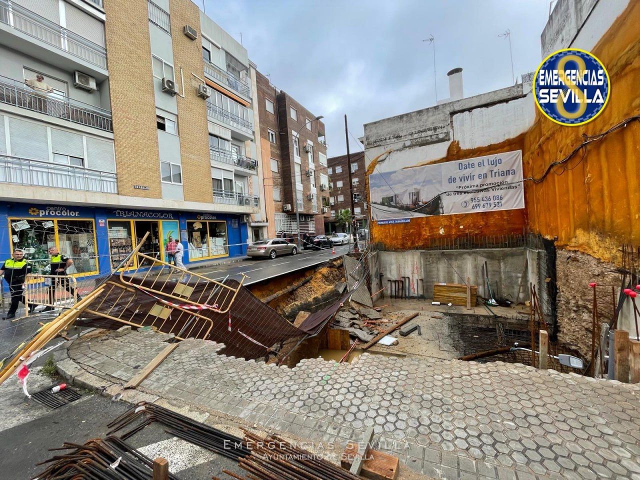 El hundimiento puede afectar a la calle colindante en esta concurrida zona de Triana, Sevilla.