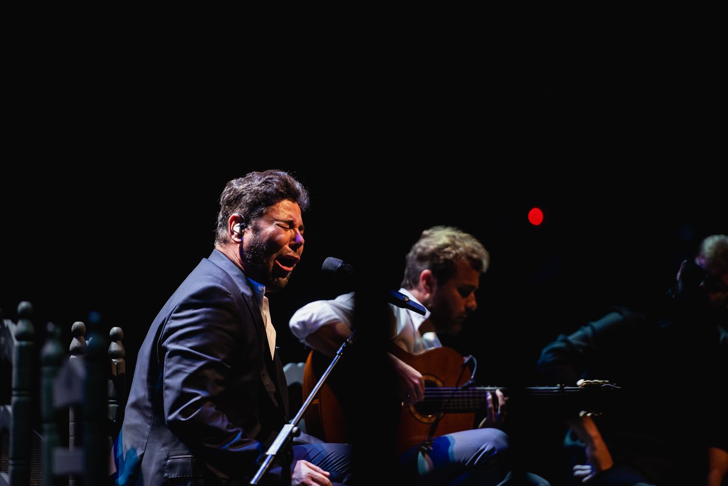 Miguel Poveda, en una actuación. Miguel Poveda, en una actuación.