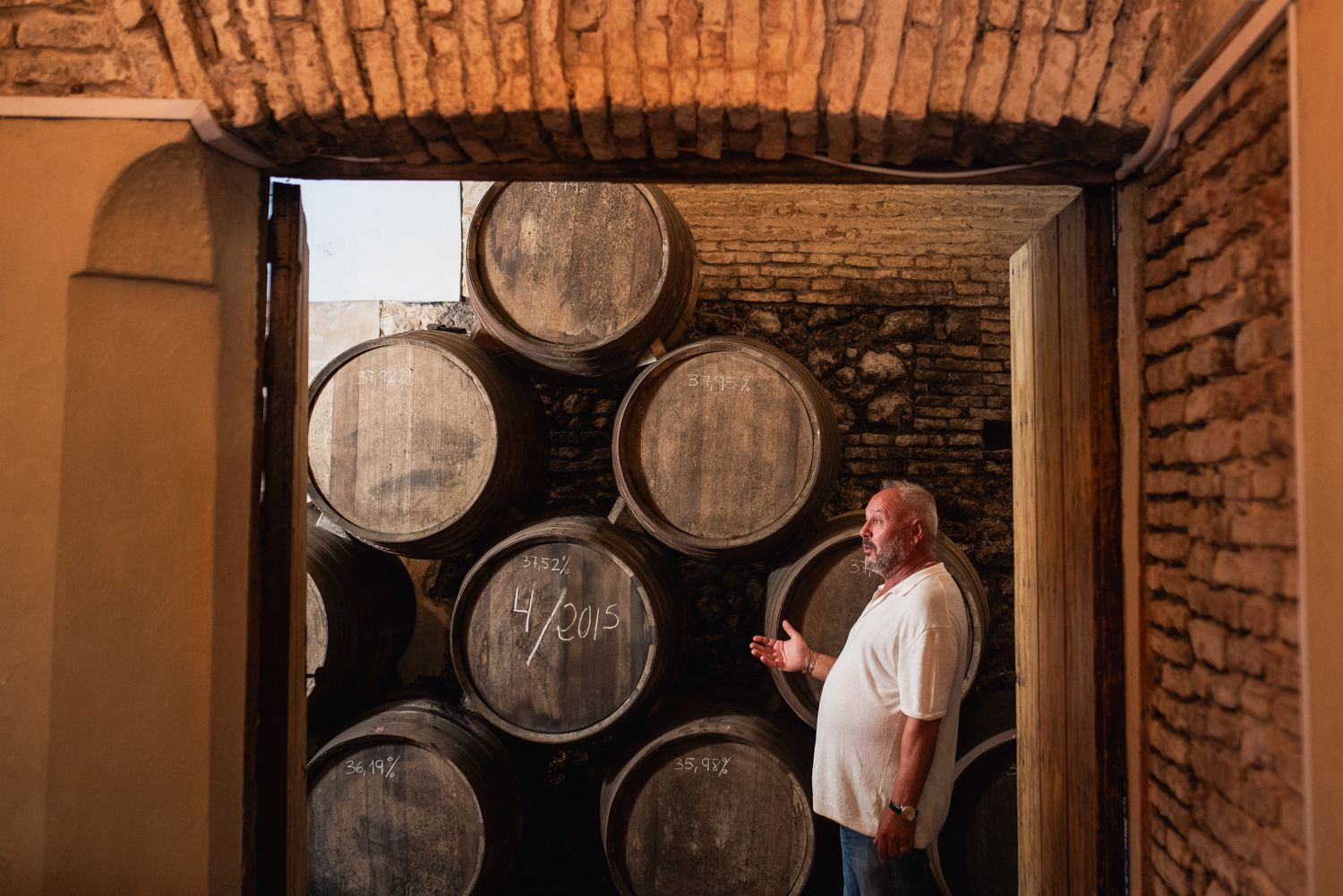 Rodríguez, junto a las barricas donde envejece su anís, su nuevo reto tras Puerto de Indias.