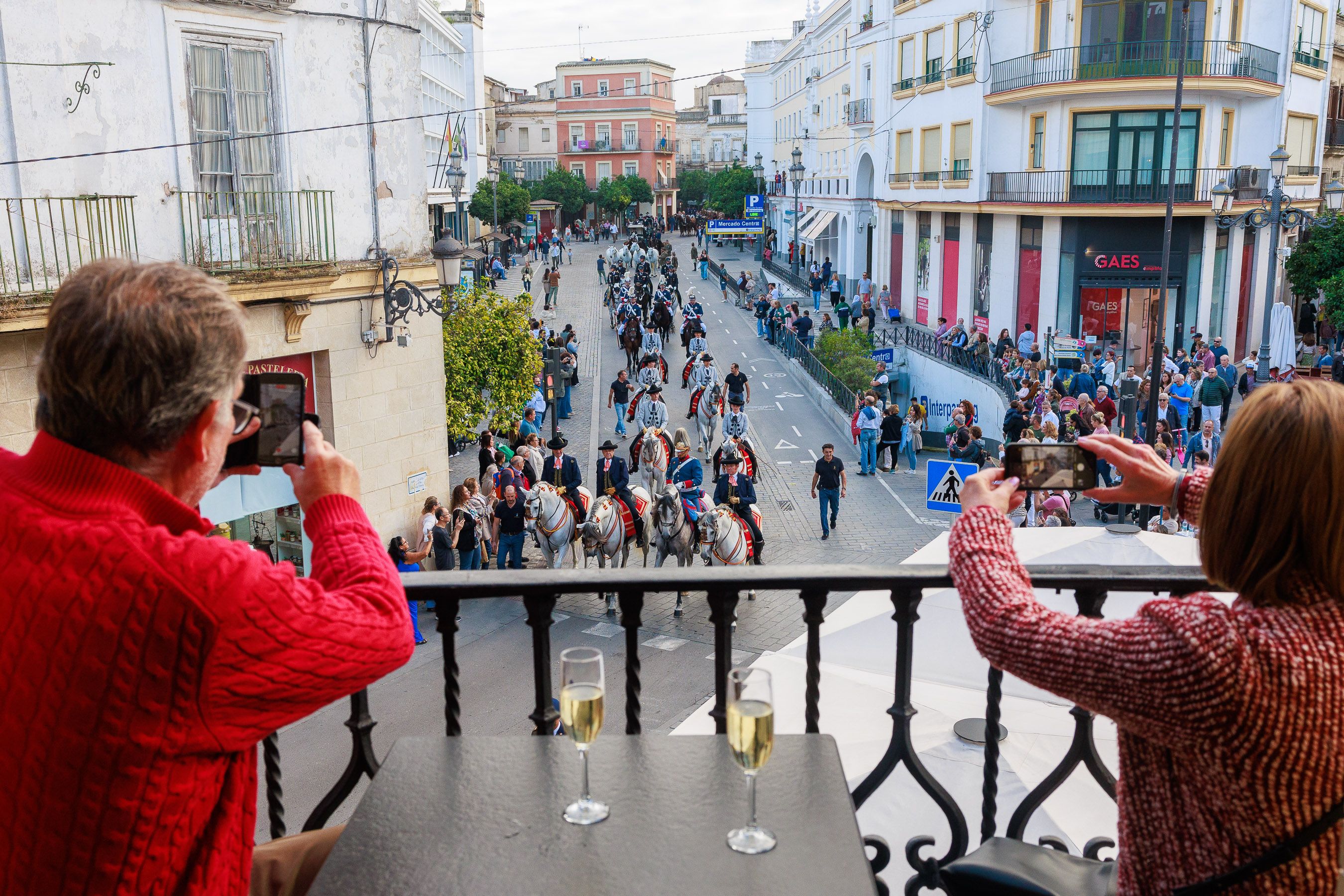 Así ha sido el desfile ecuestre por el centro de Jerez