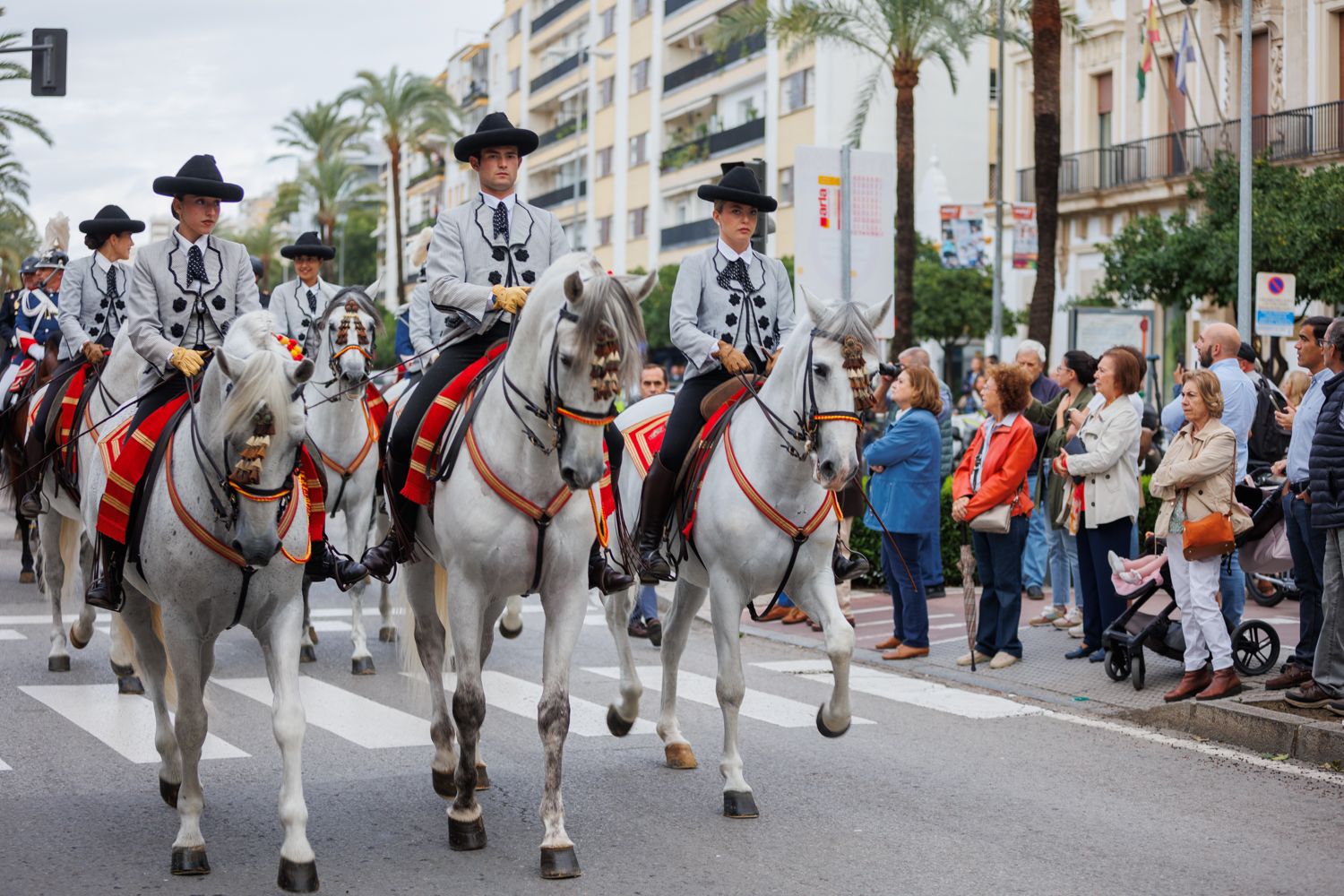 Así ha sido el desfile ecuestre por el centro de Jerez